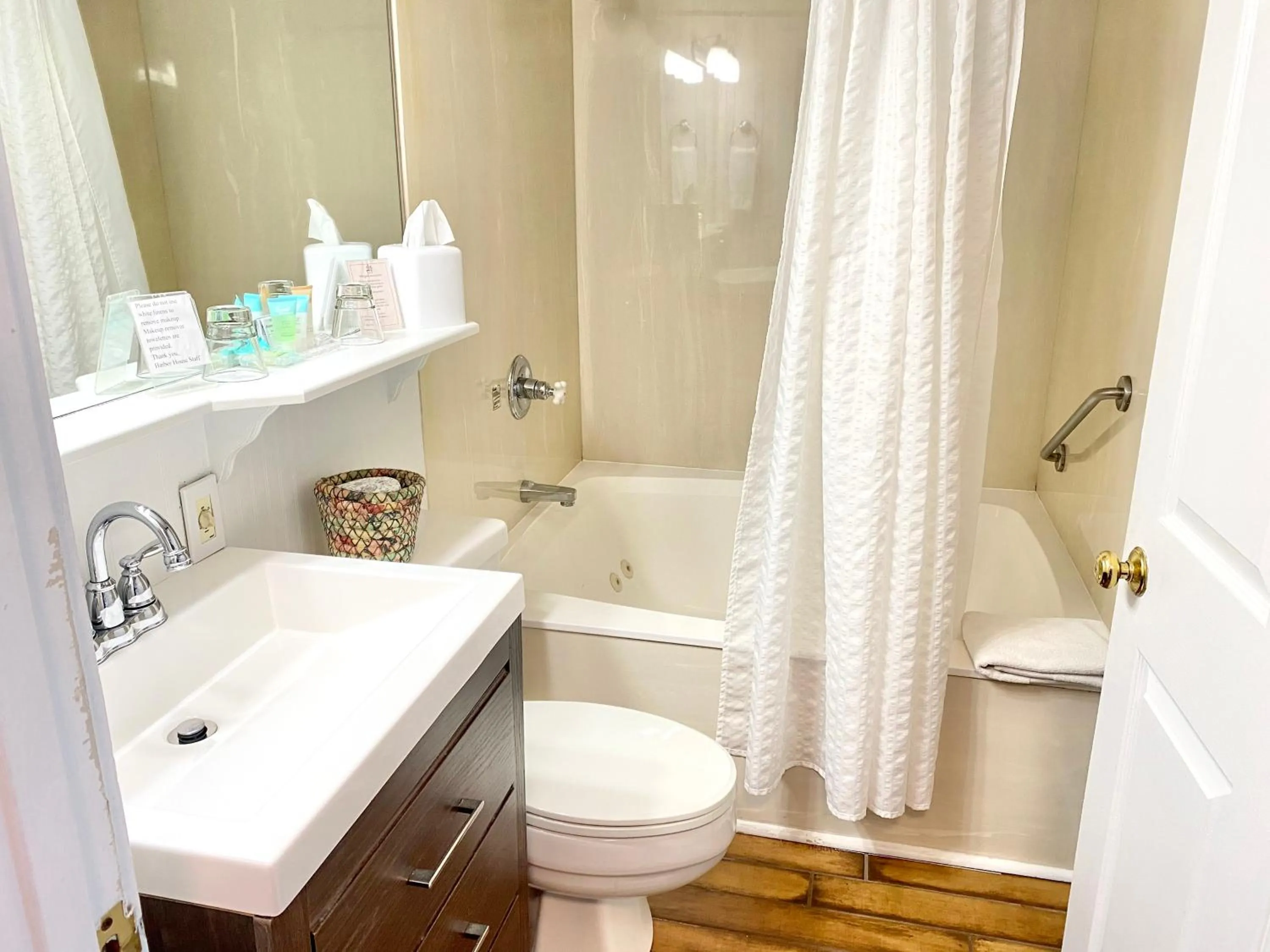 Bathroom in Harbor House Inn