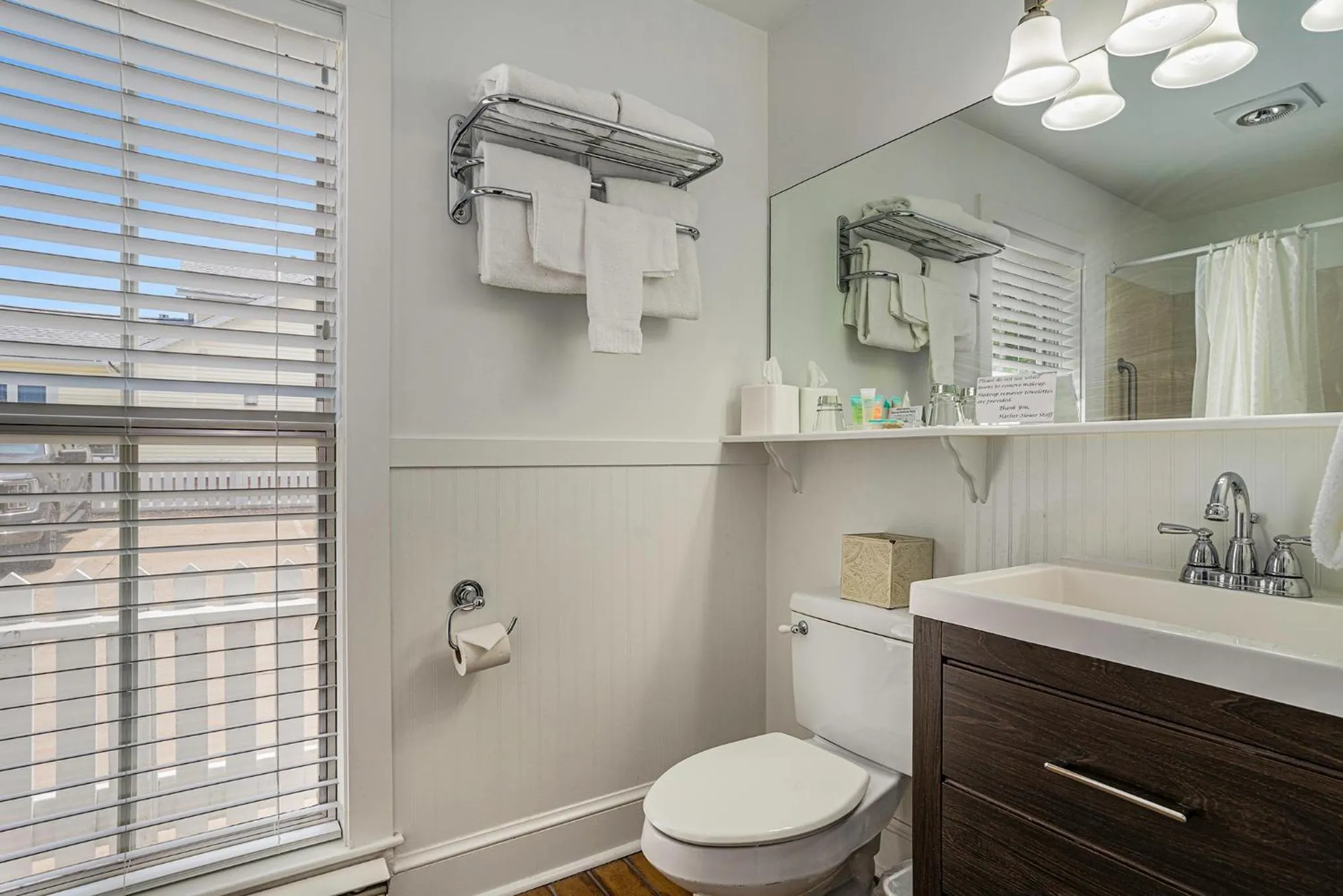 Bathroom in Harbor House Inn