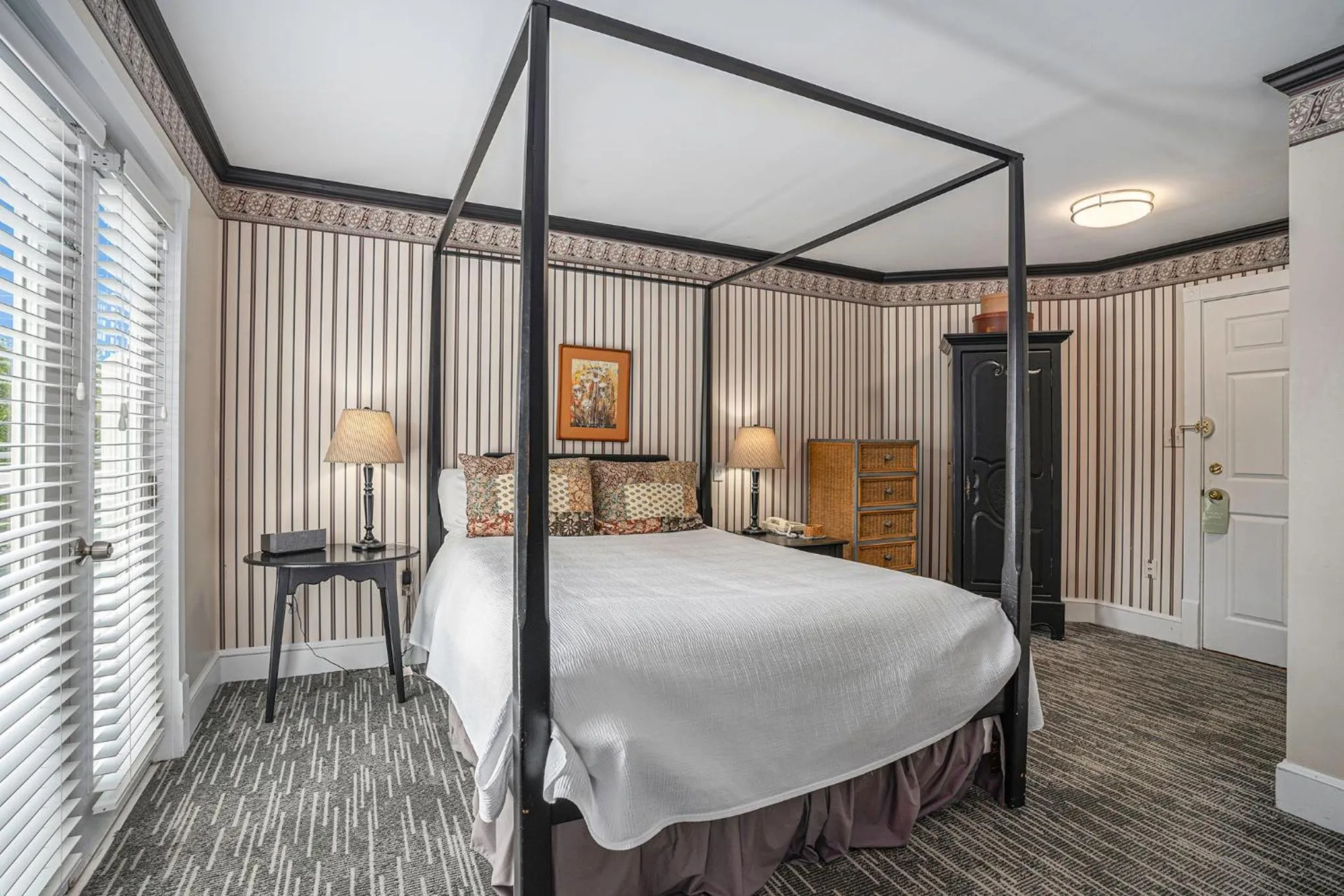 Bed in Harbor House Inn