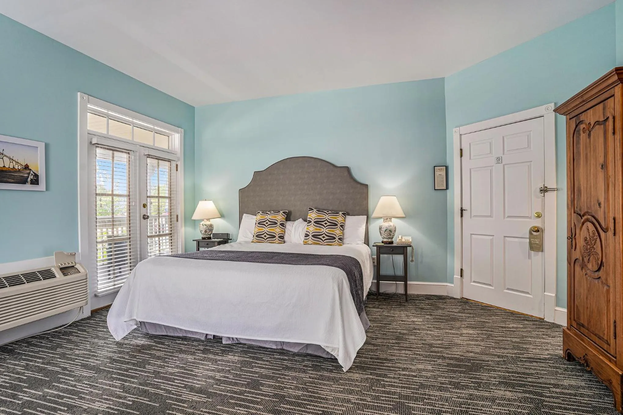 Bed in Harbor House Inn