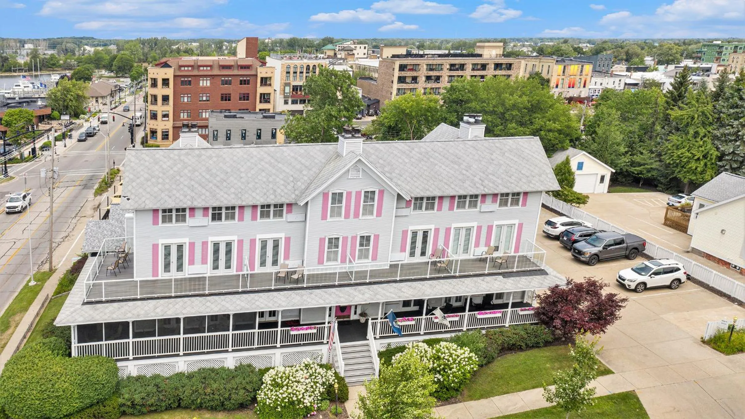 Property building in Harbor House Inn