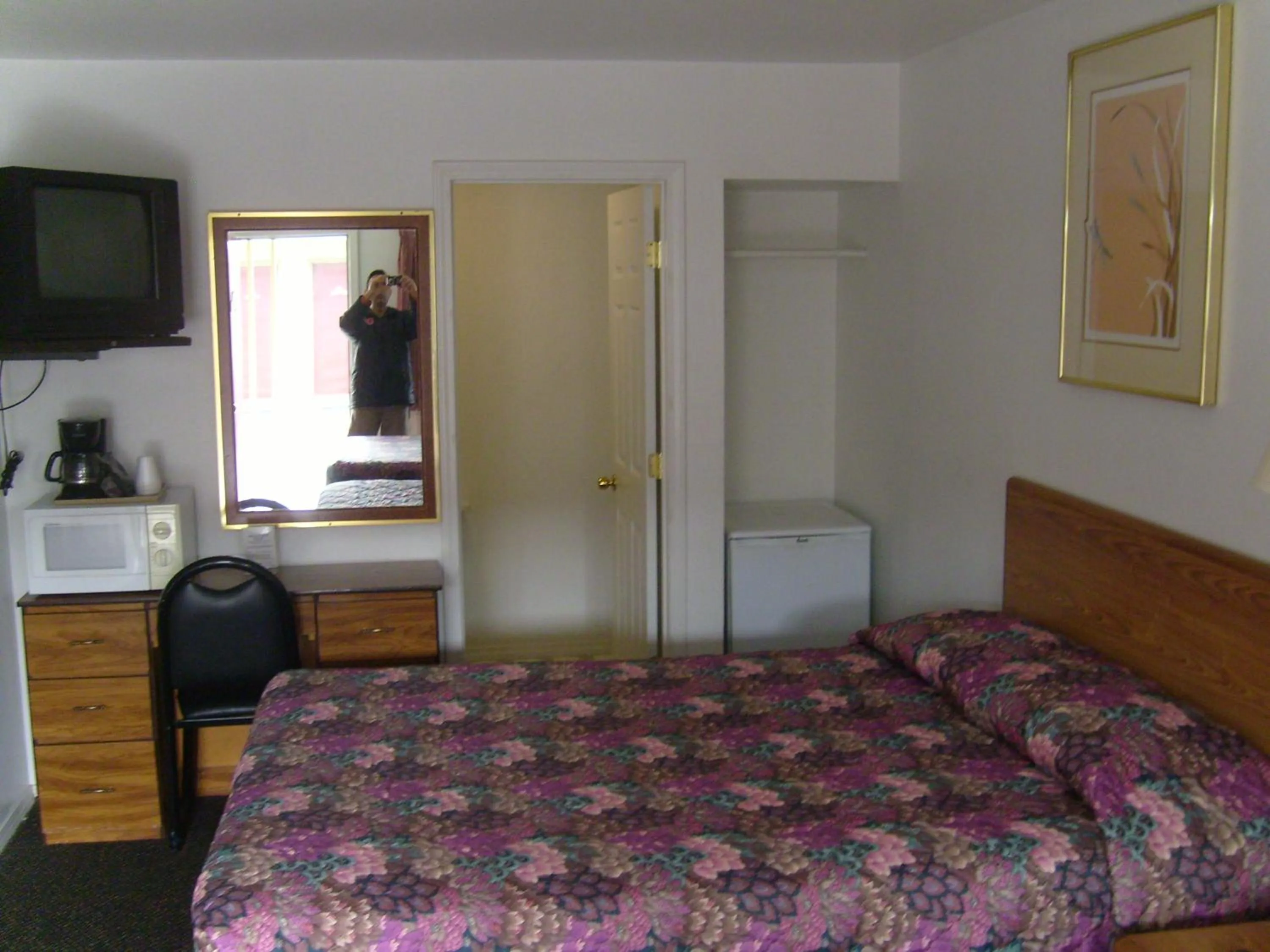 Bed in Cascade City Center Motel