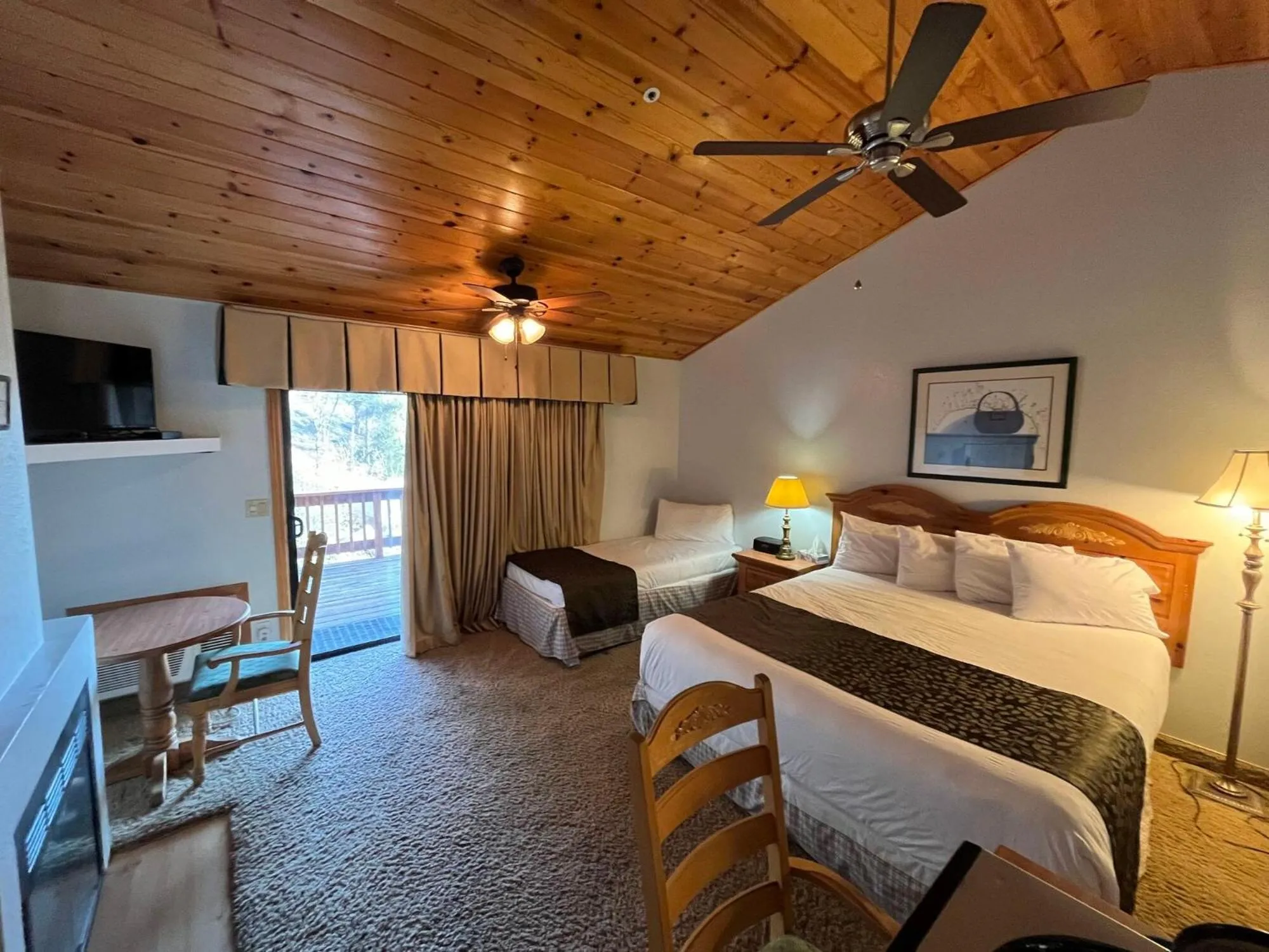 Photo of the whole room, Bed in Whispering Pines Lodge