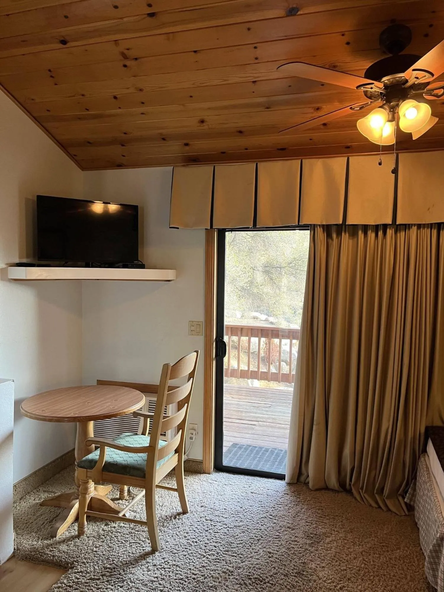 TV and multimedia in Whispering Pines Lodge