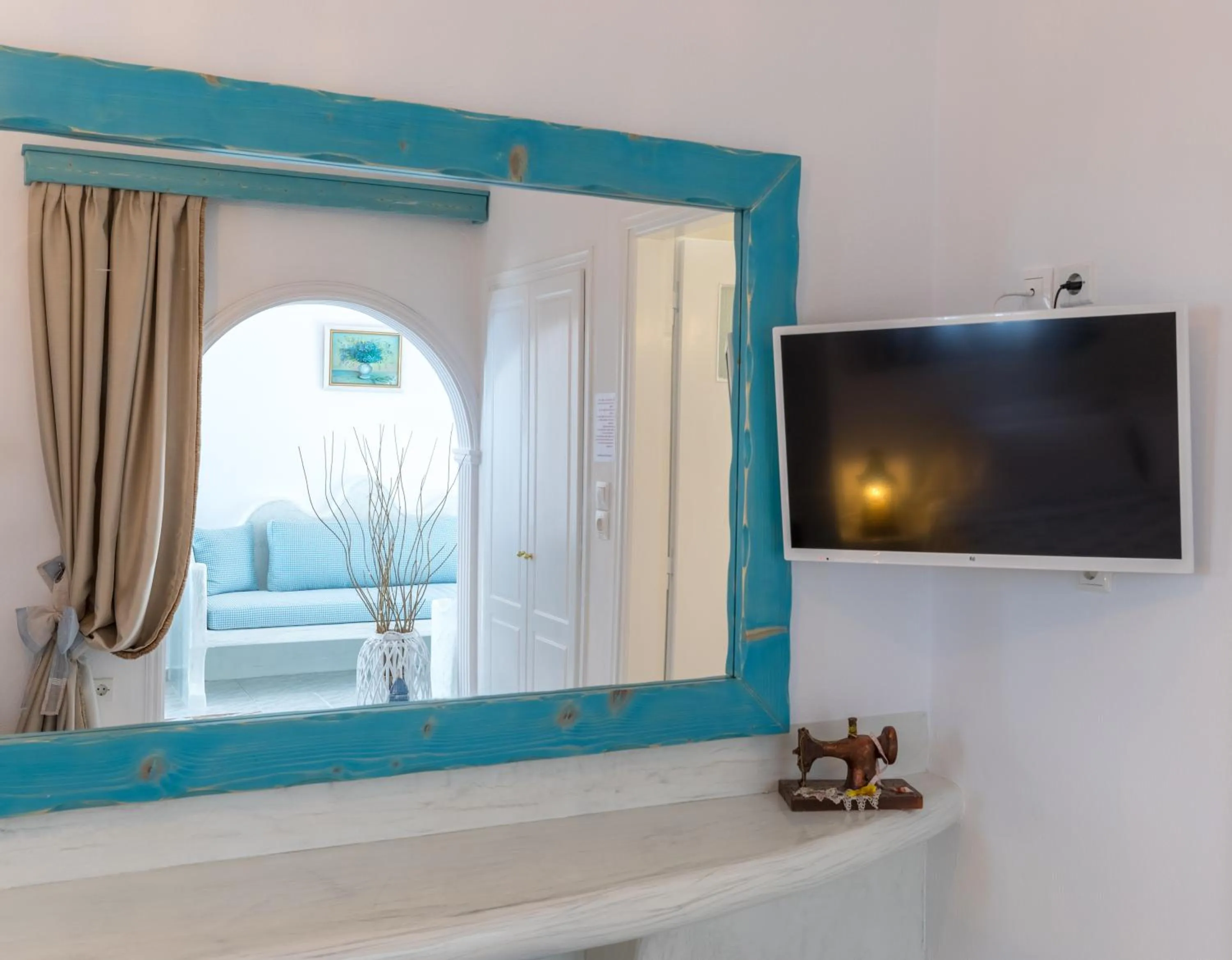 TV and multimedia in Starlight Luxury Seaside Villa & Suites