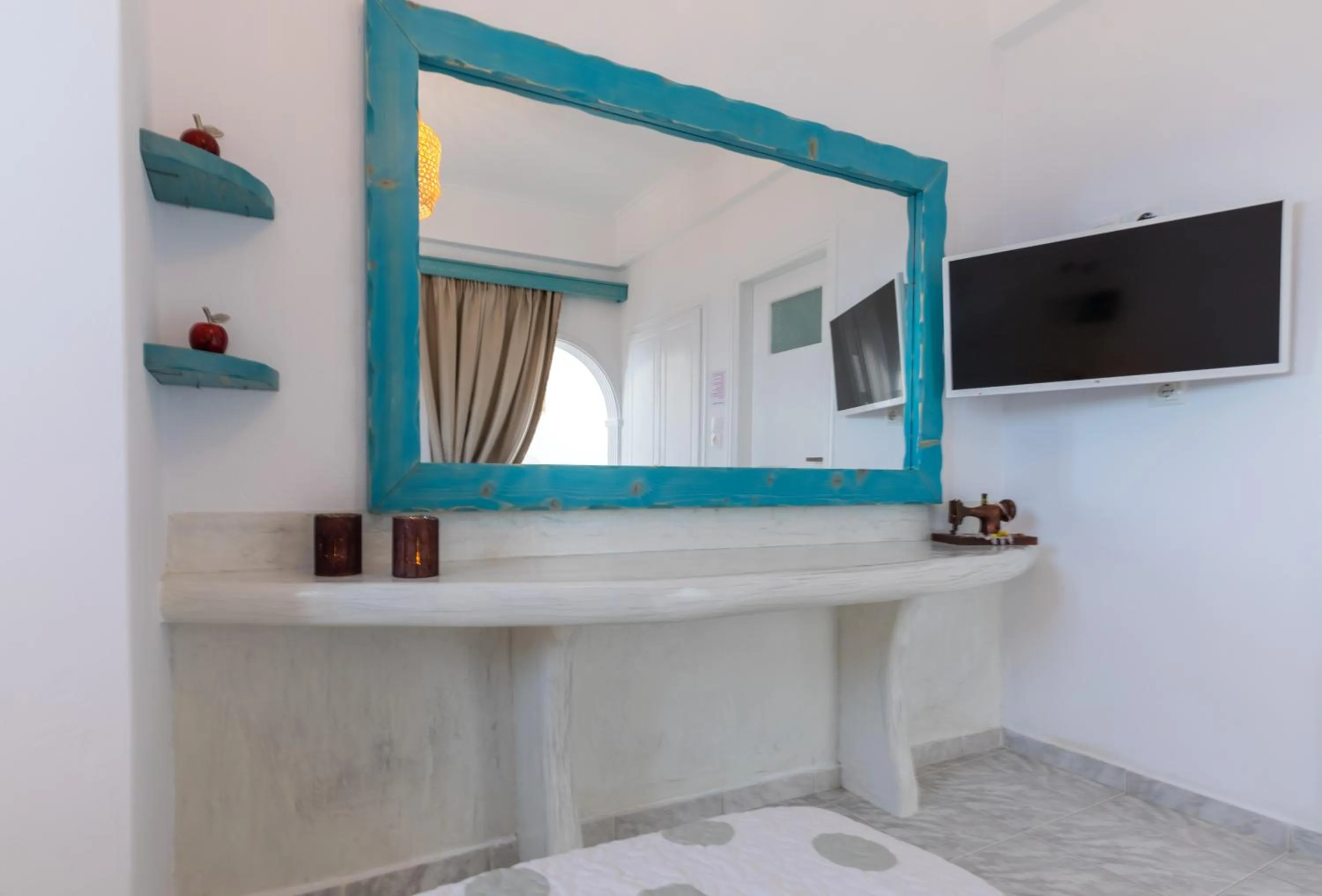 TV and multimedia in Starlight Luxury Seaside Villa & Suites