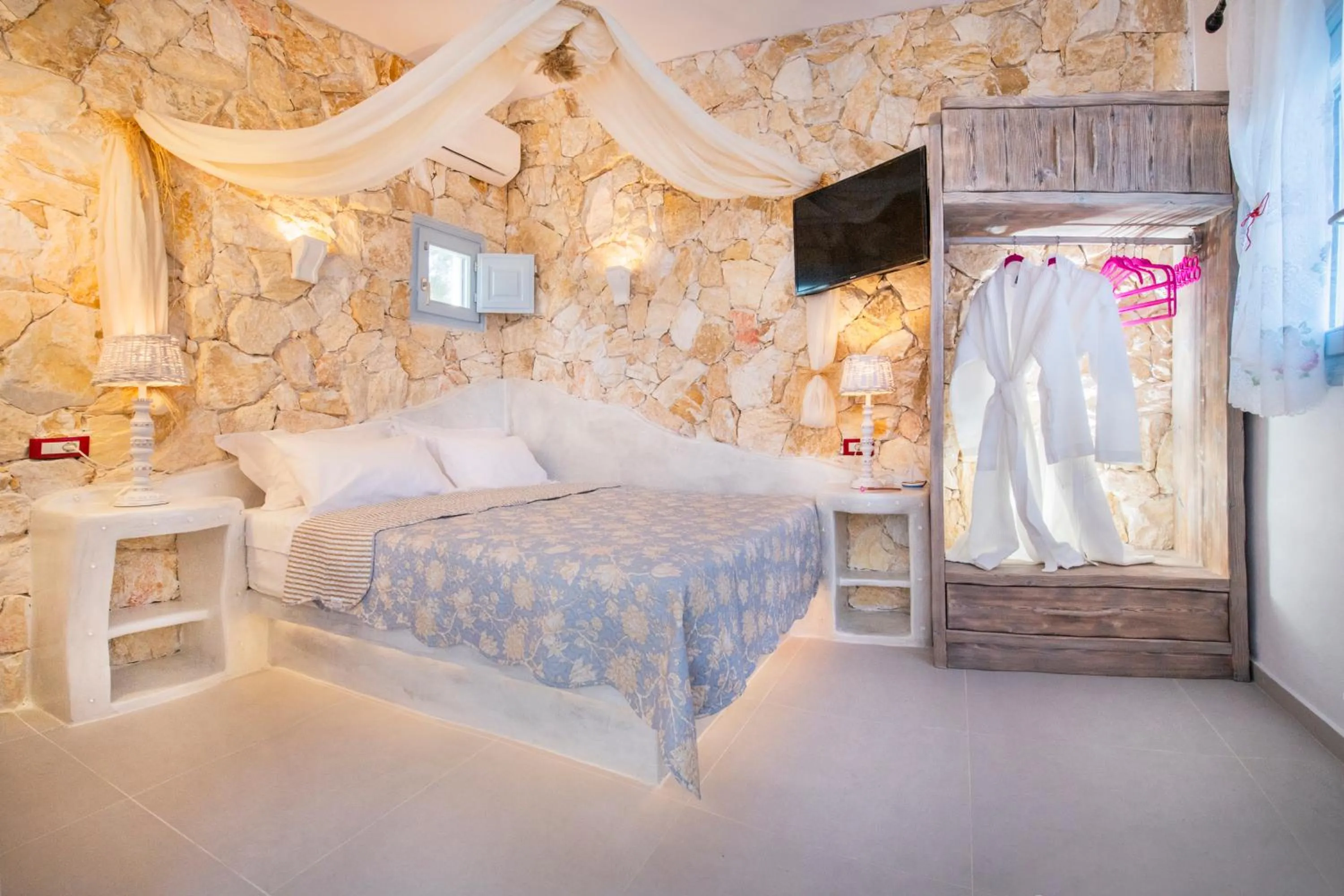 Bed in Starlight Luxury Seaside Villa & Suites