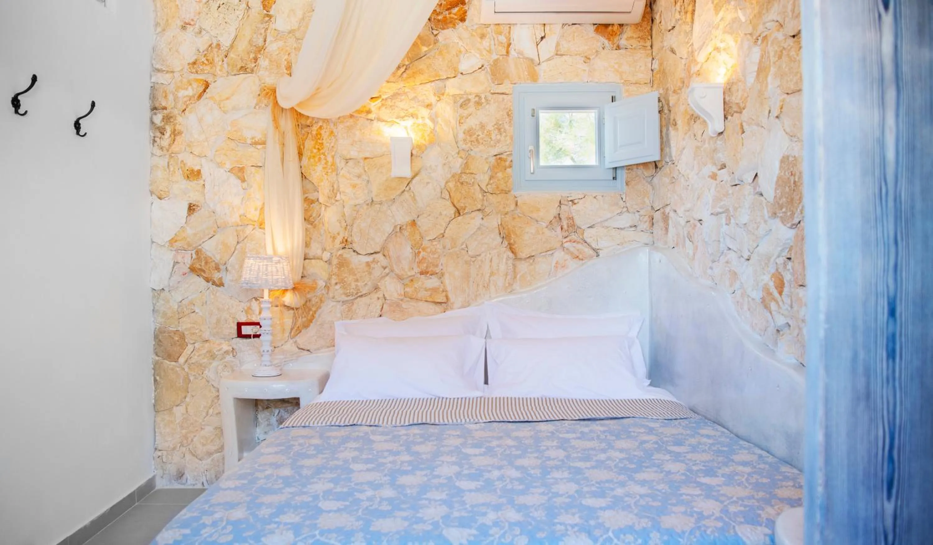 Bed in Starlight Luxury Seaside Villa & Suites