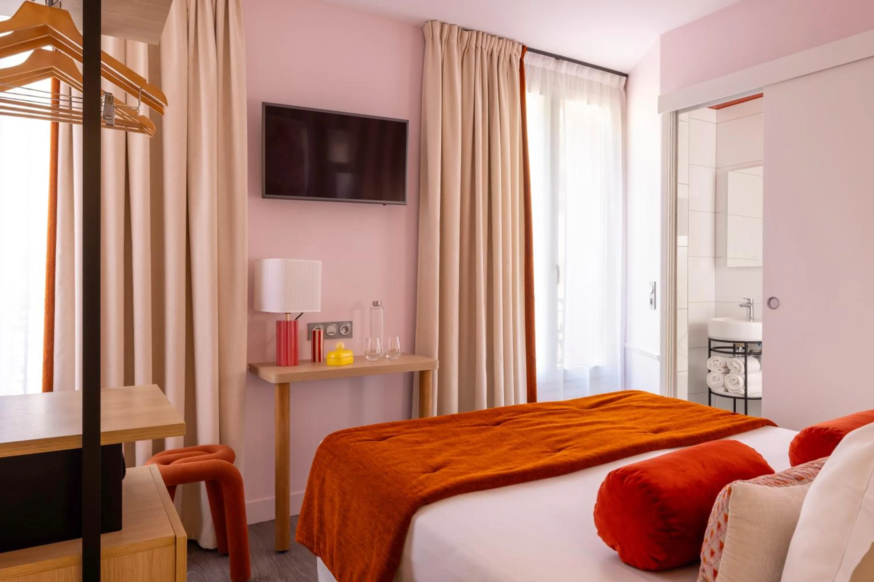 Bed in Hotel La Folie des Pres - Saint-Germain-des-Pres