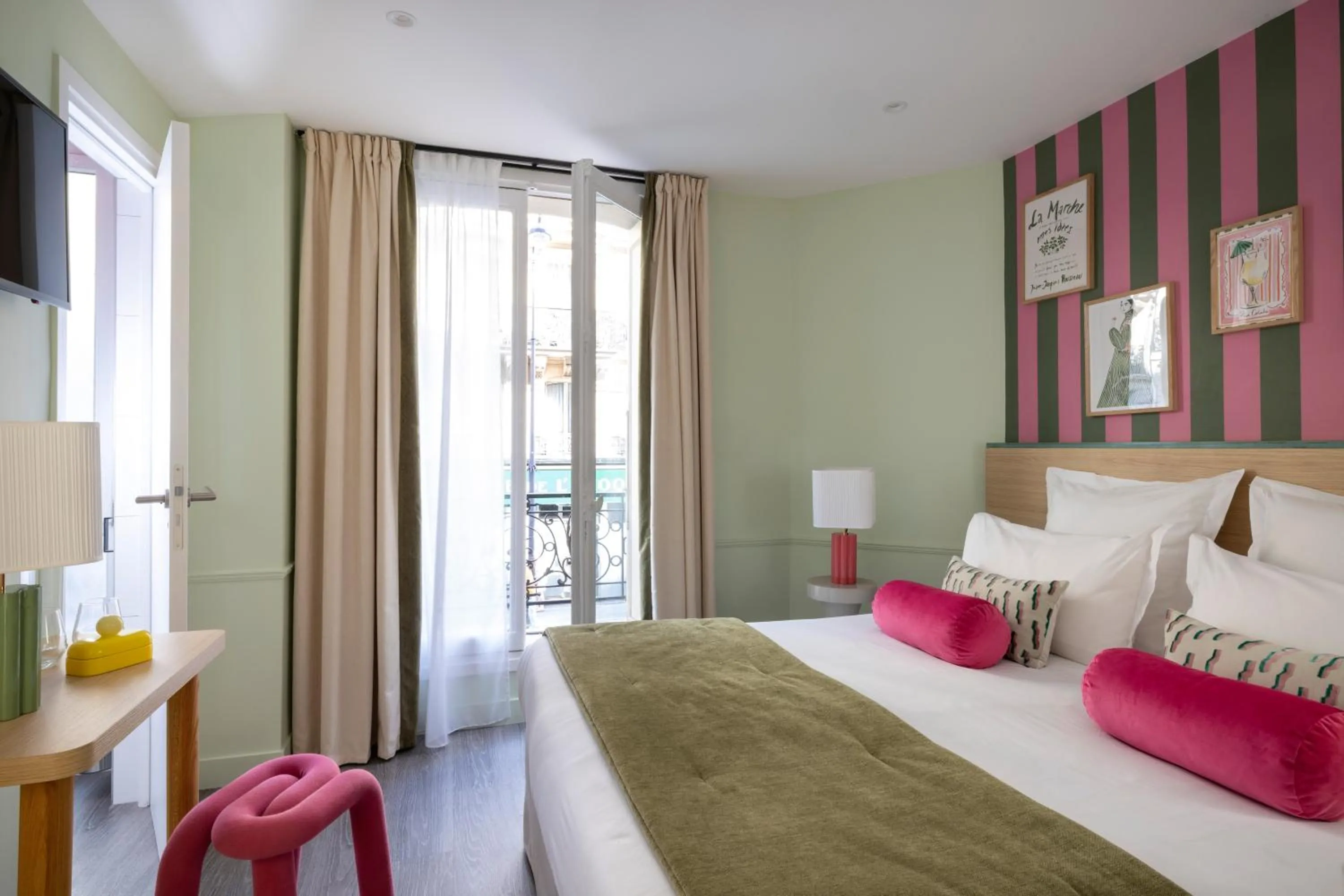 Bed in Hotel La Folie des Pres - Saint-Germain-des-Pres