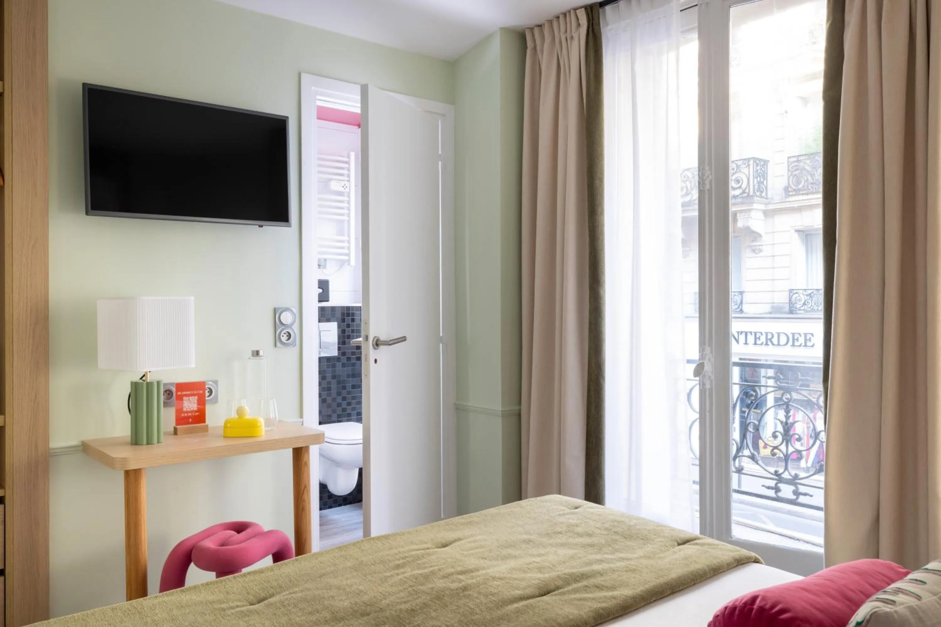 Bed in Hotel La Folie des Pres - Saint-Germain-des-Pres