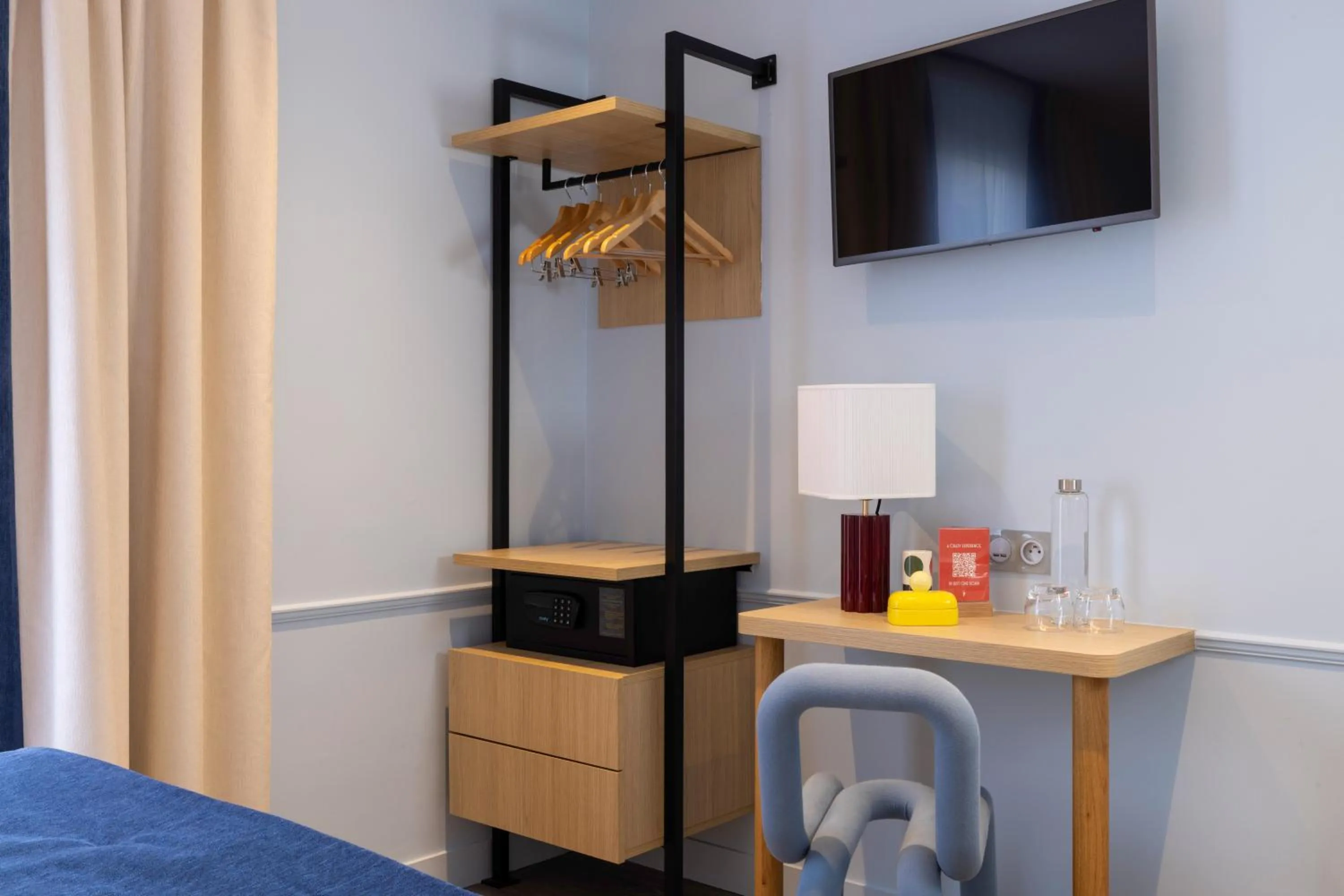 Bed in Hotel La Folie des Pres - Saint-Germain-des-Pres