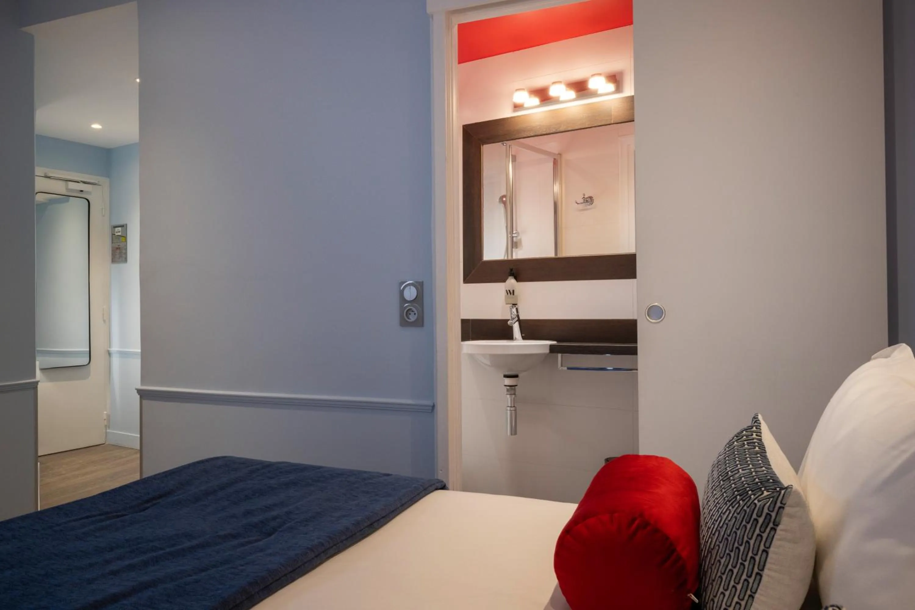 Bed in Hotel La Folie des Pres - Saint-Germain-des-Pres