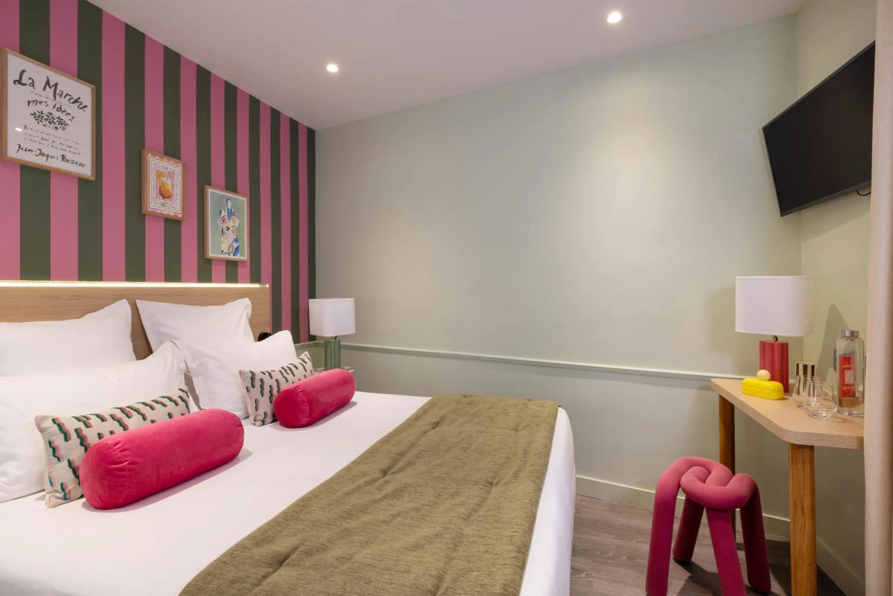 Bed in Hotel La Folie des Pres - Saint-Germain-des-Pres