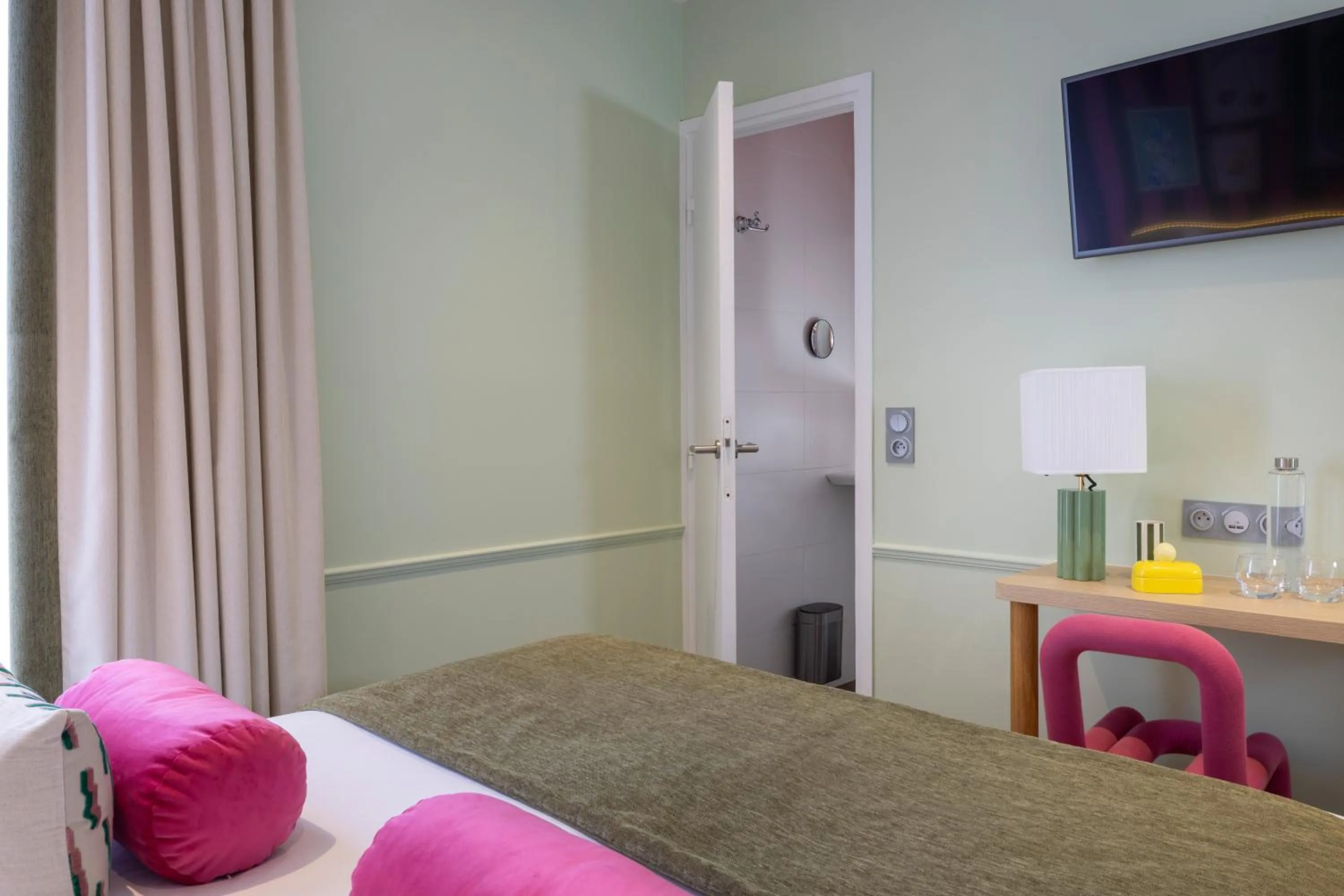 Bed in Hotel La Folie des Pres - Saint-Germain-des-Pres