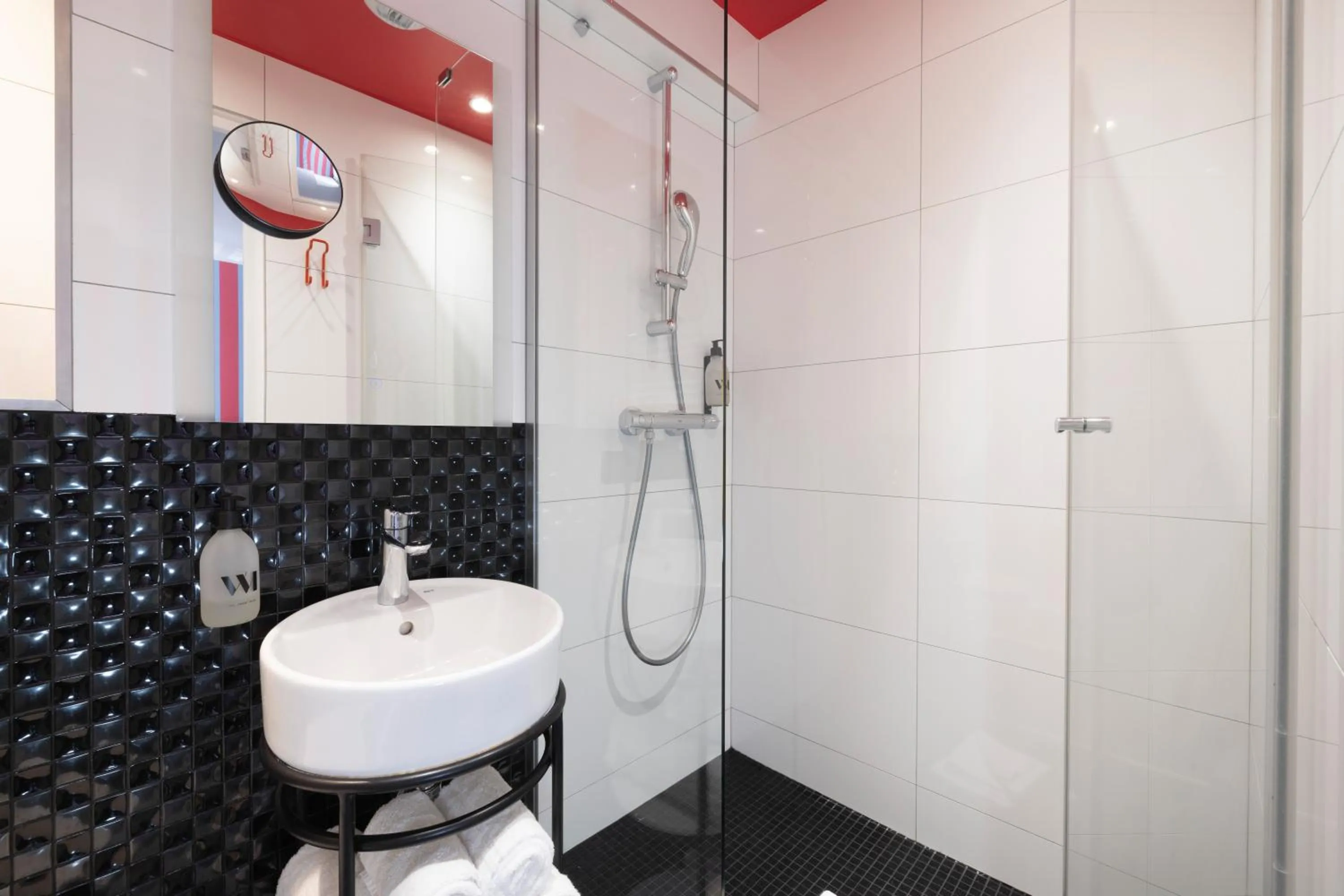 Shower in Hotel La Folie des Pres - Saint-Germain-des-Pres