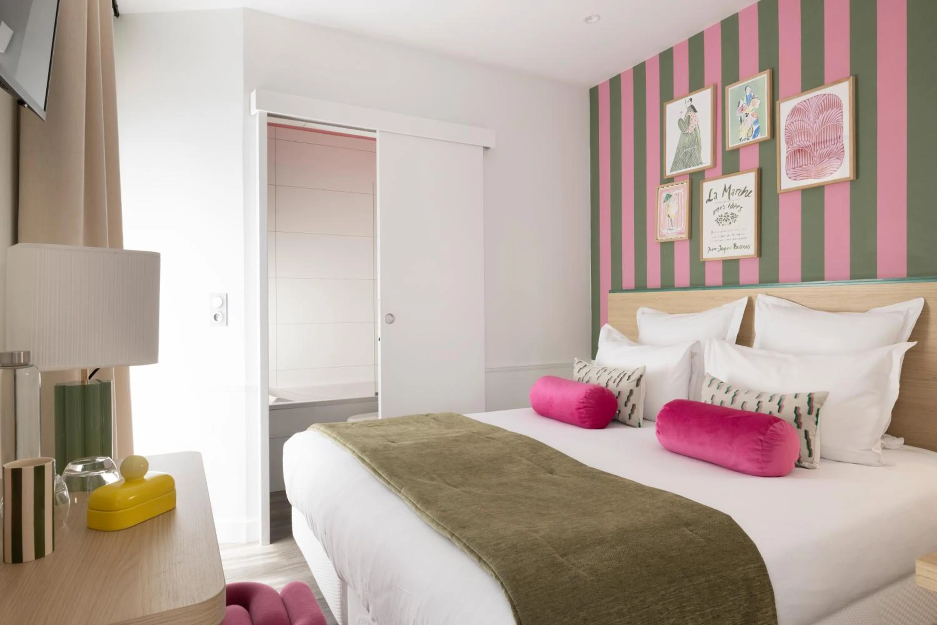 Photo of the whole room, Bed in Hotel La Folie des Pres - Saint-Germain-des-Pres