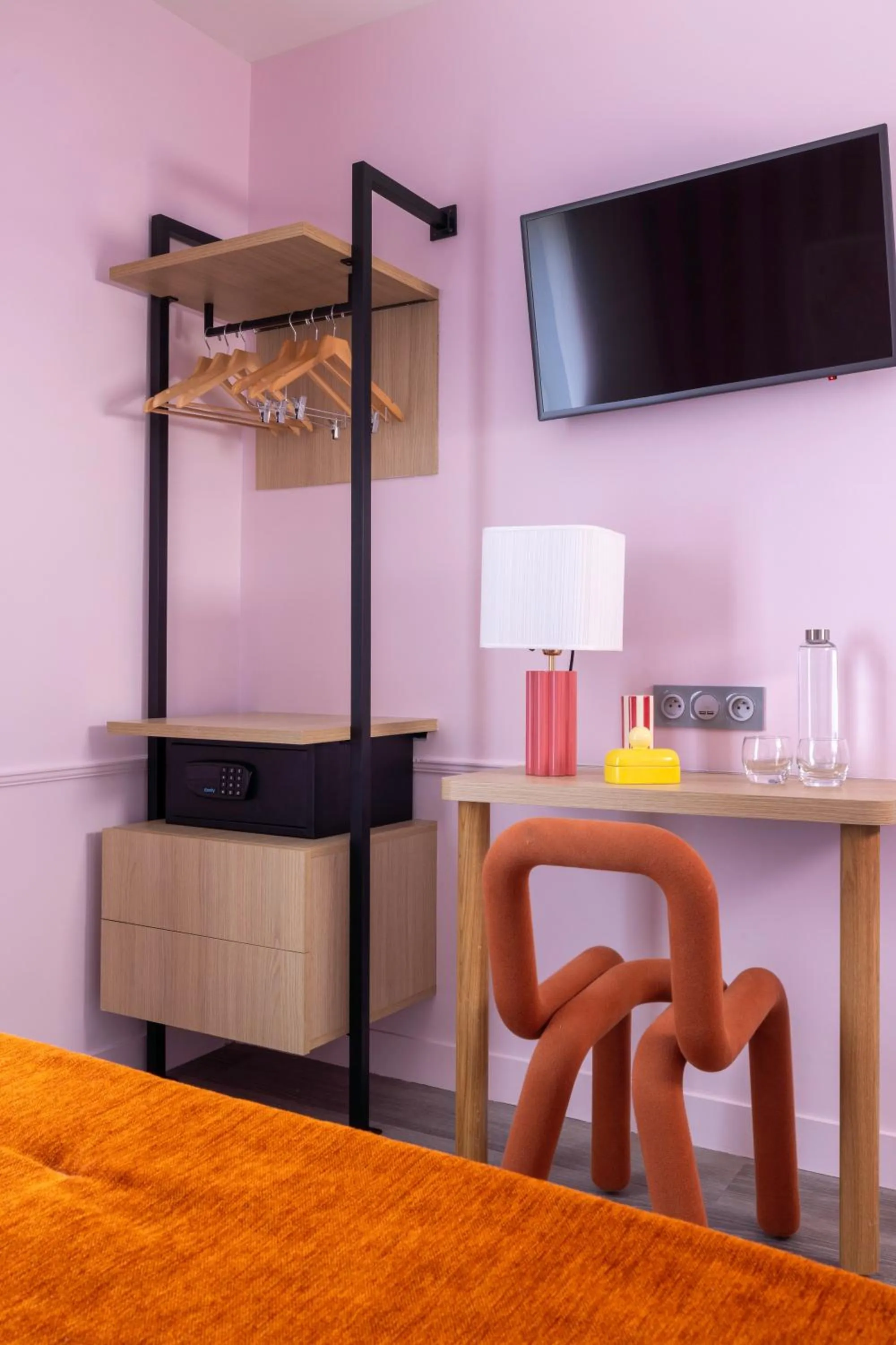 Bed in Hotel La Folie des Pres - Saint-Germain-des-Pres