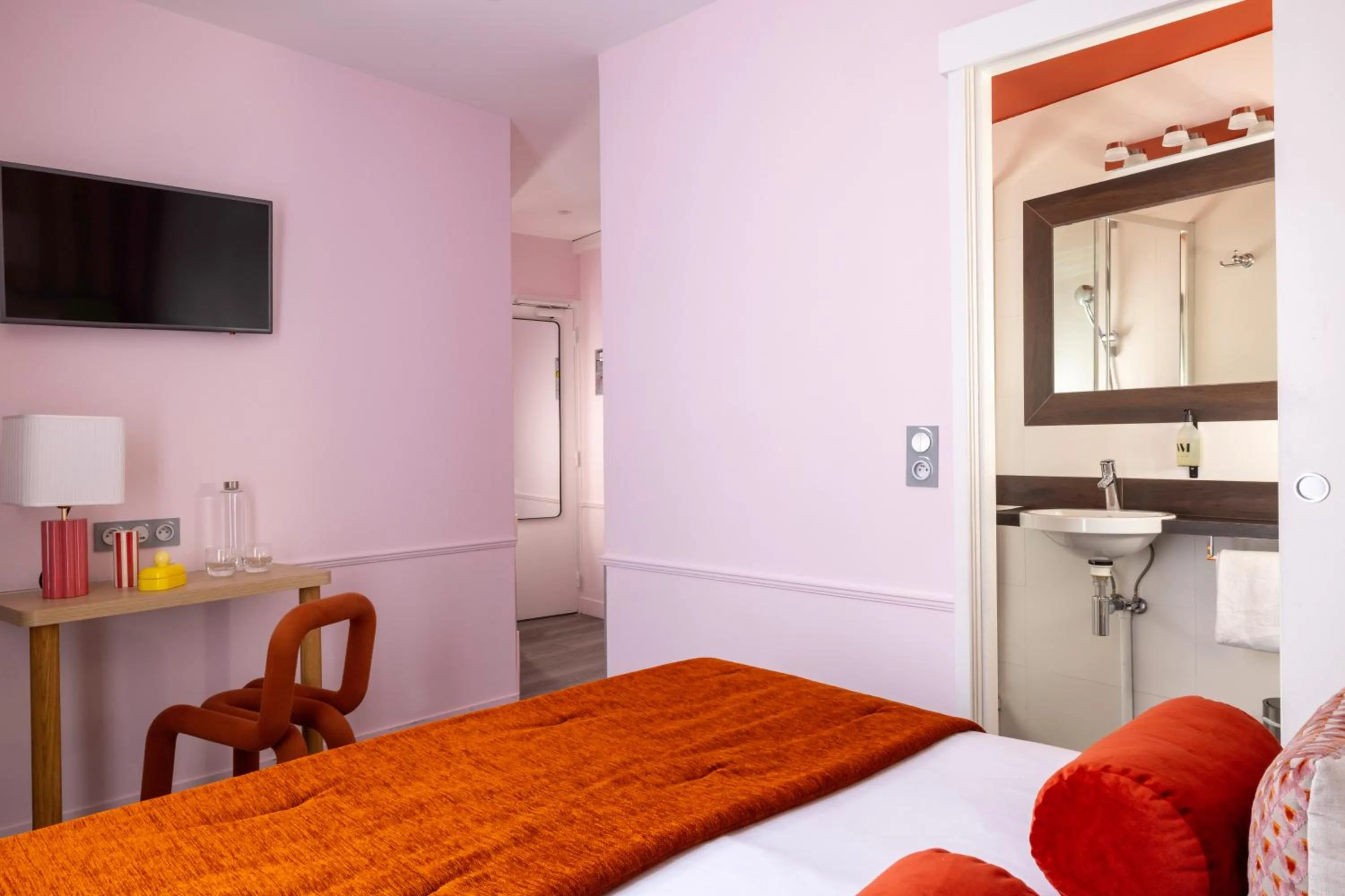 Bed in Hotel La Folie des Pres - Saint-Germain-des-Pres