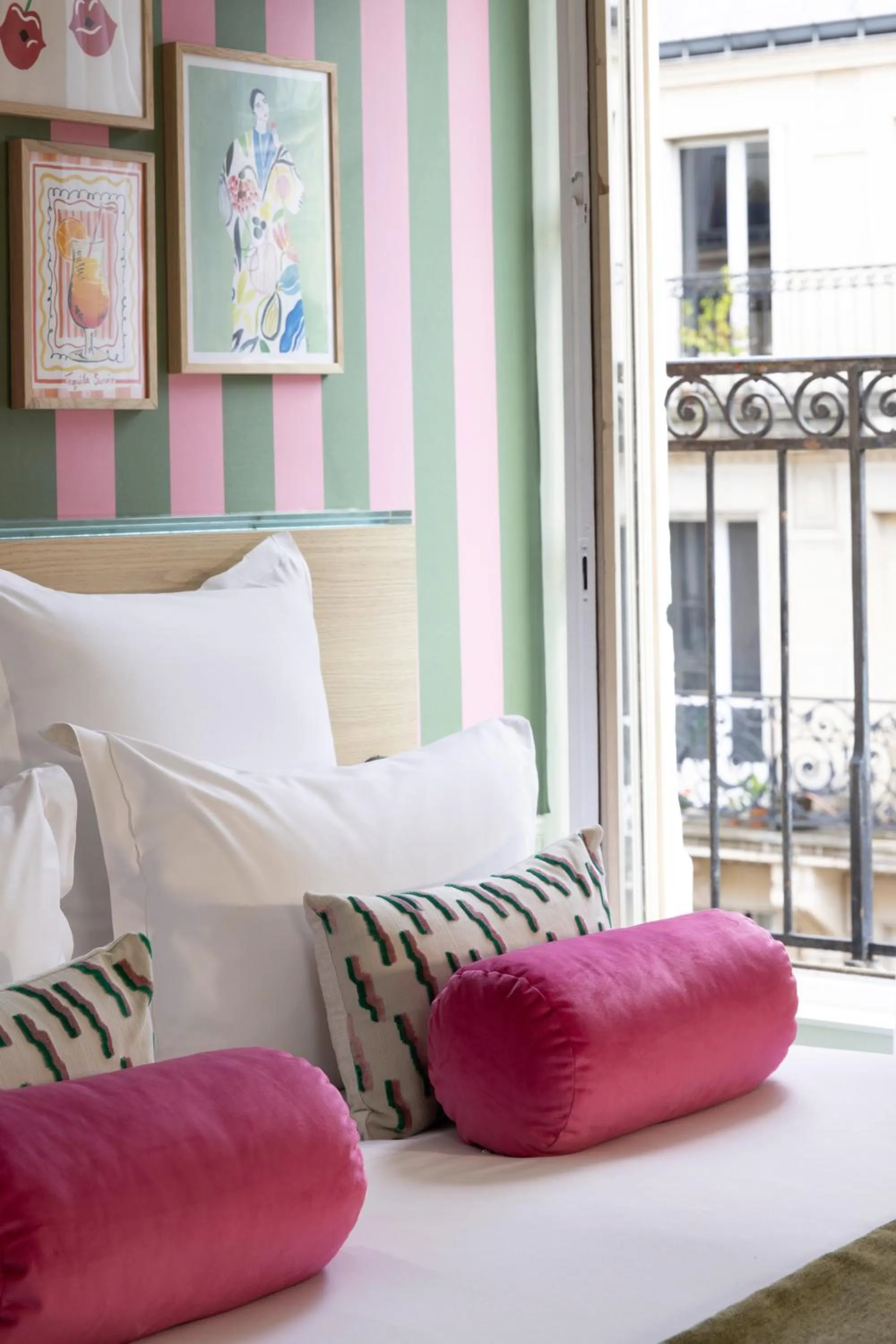 Bed in Hotel La Folie des Pres - Saint-Germain-des-Pres