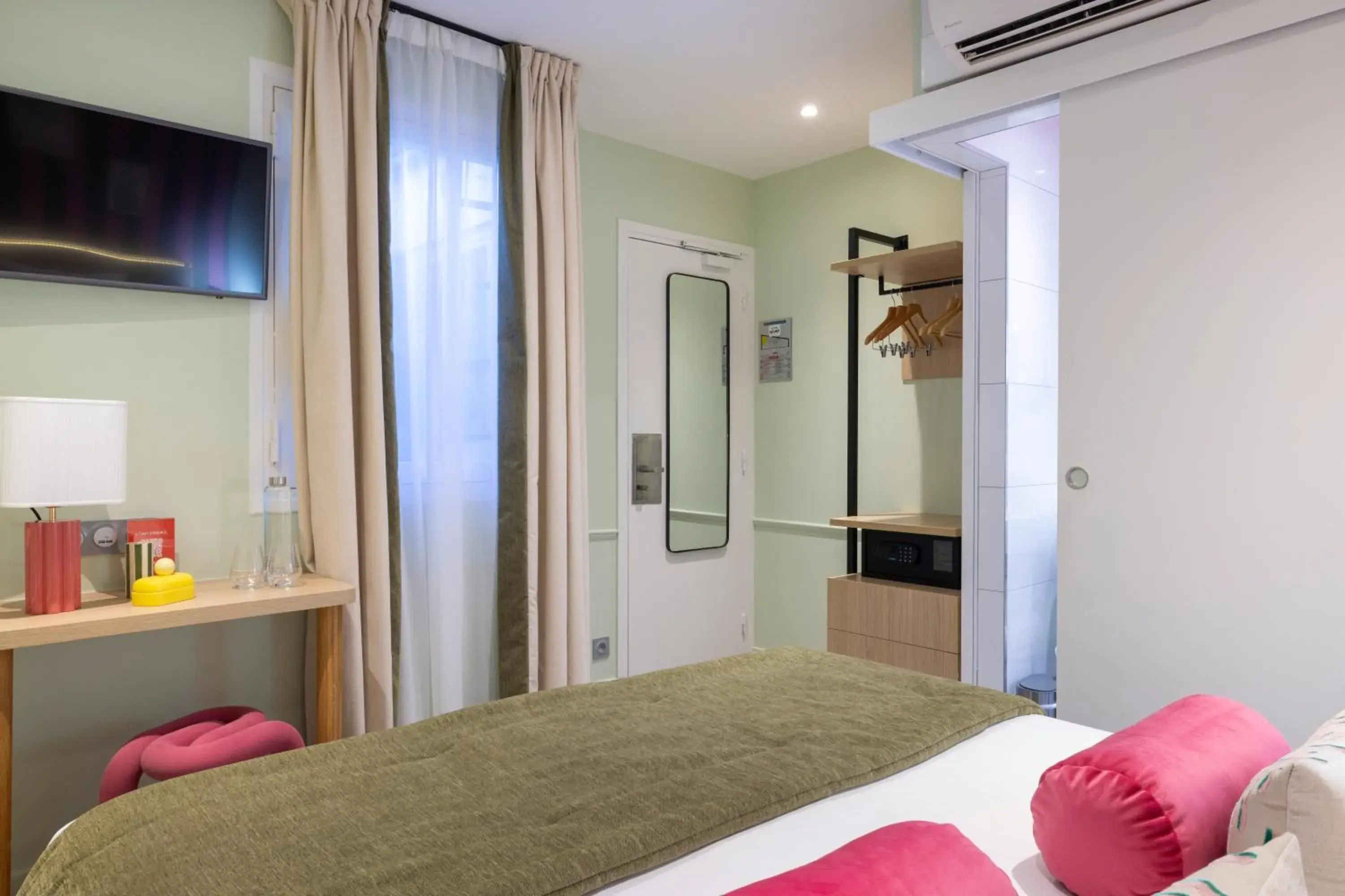 Bed in Hotel La Folie des Pres - Saint-Germain-des-Pres Bed in Hotel La Folie des Pres - Saint-Germain-des-Pres