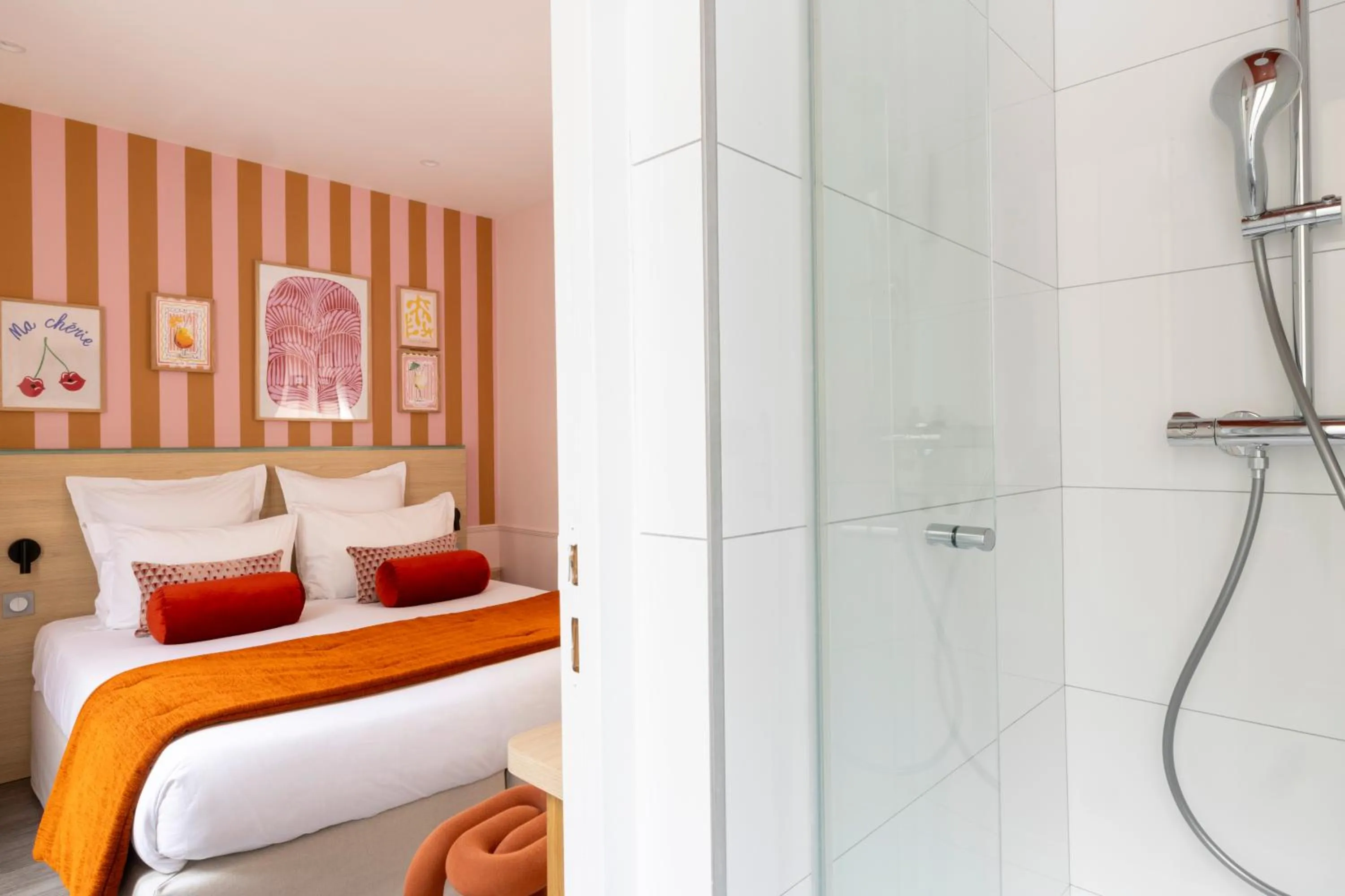 Shower, Bed in Hotel La Folie des Pres - Saint-Germain-des-Pres