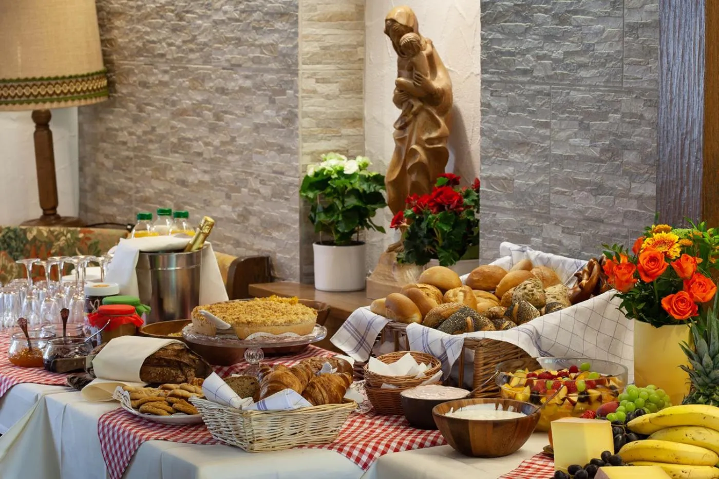 Food and drinks in Hotel Petra