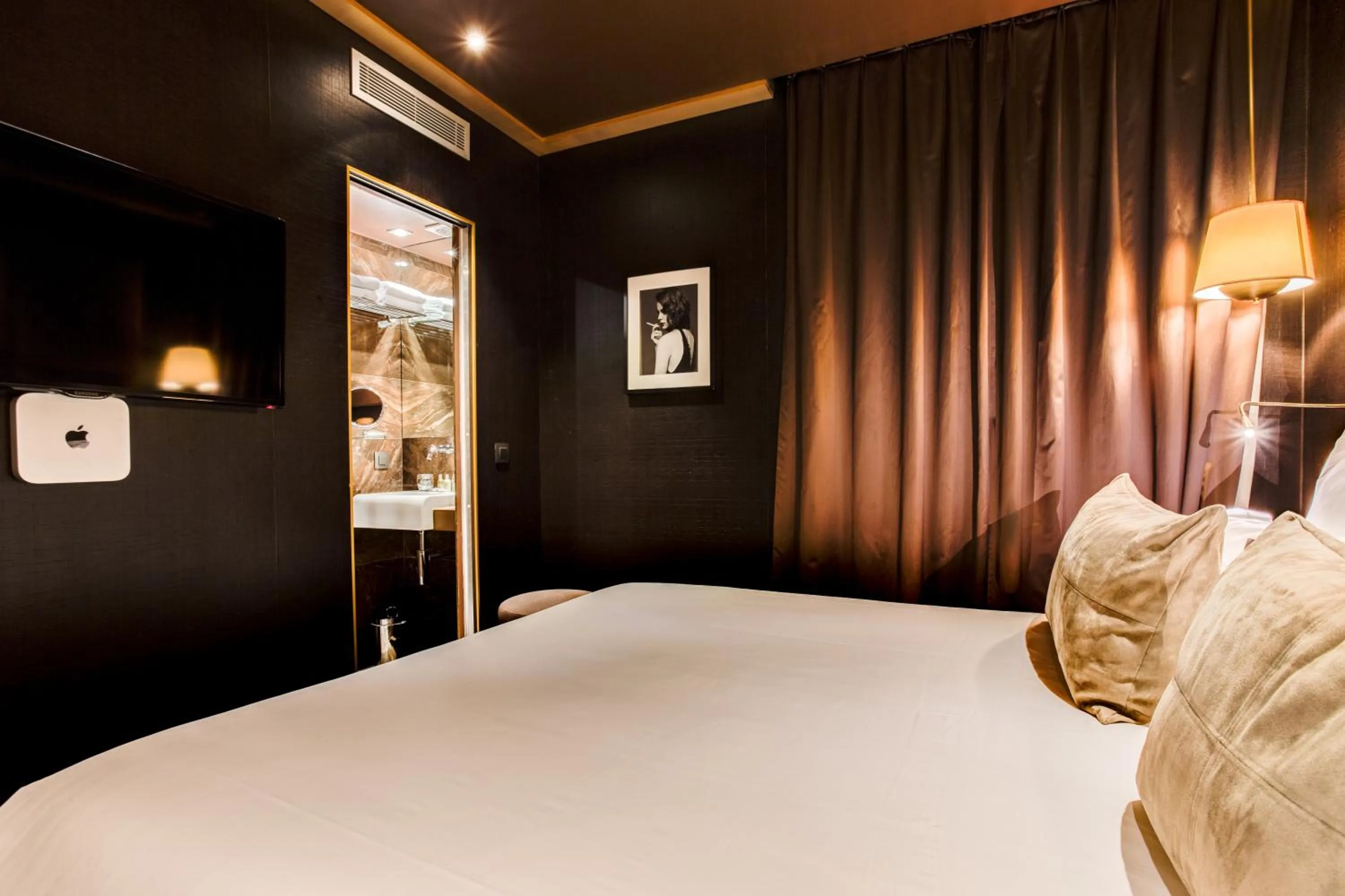 Photo of the whole room, Bed in Hotel Armoni Paris