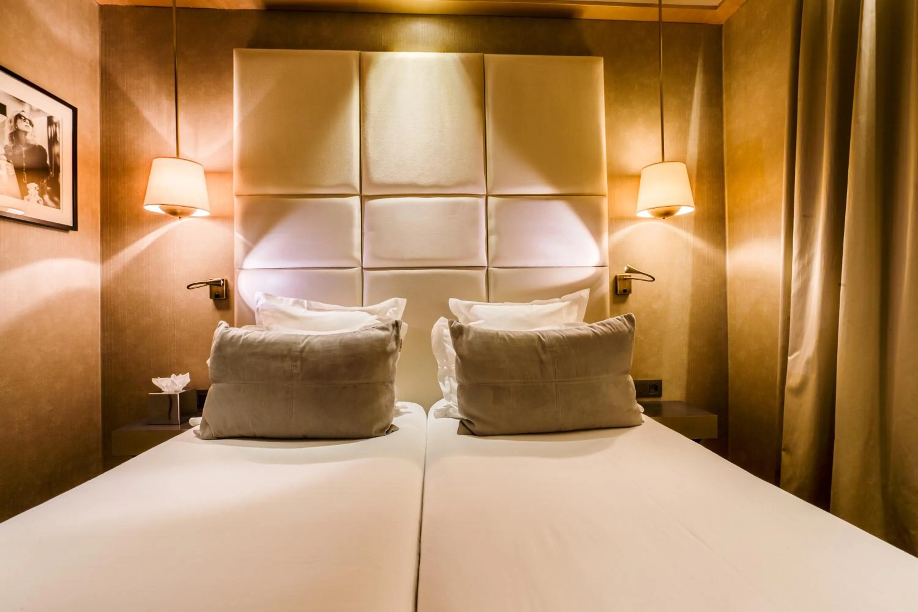 Bed in Hotel Armoni Paris