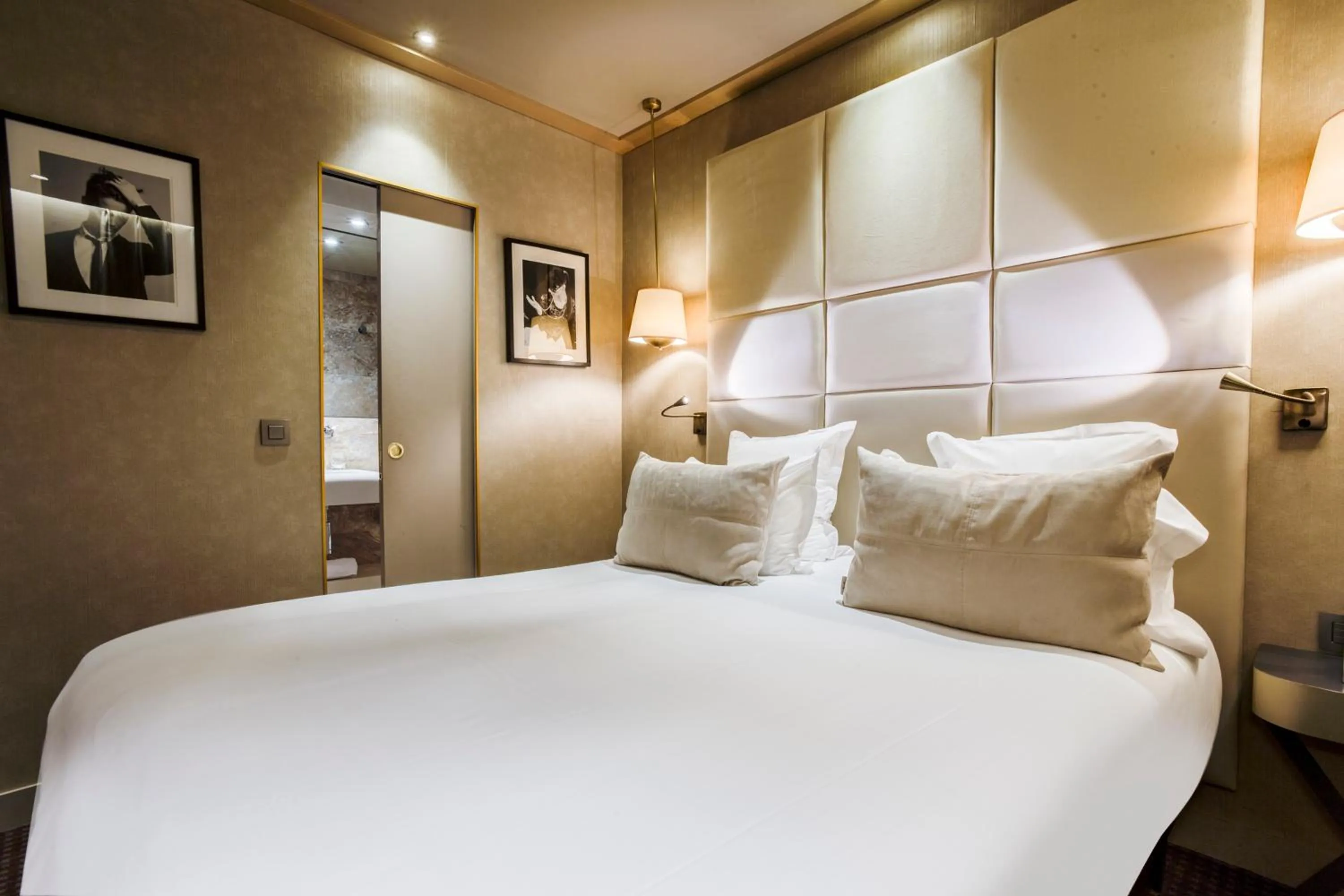 Bed in Hotel Armoni Paris