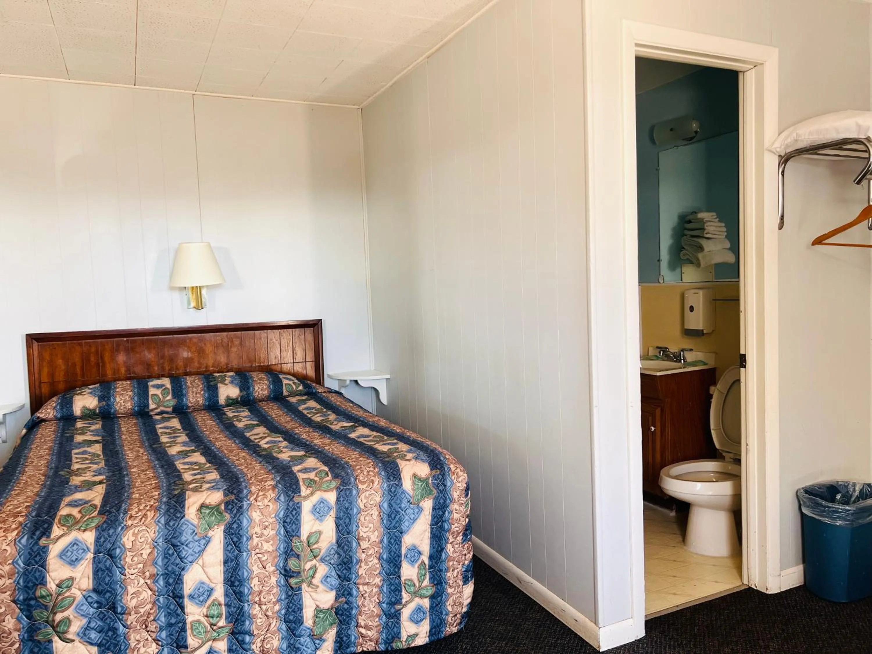 Bedroom, Bed in Dew Drop Inn Motel by OYO Miller SD