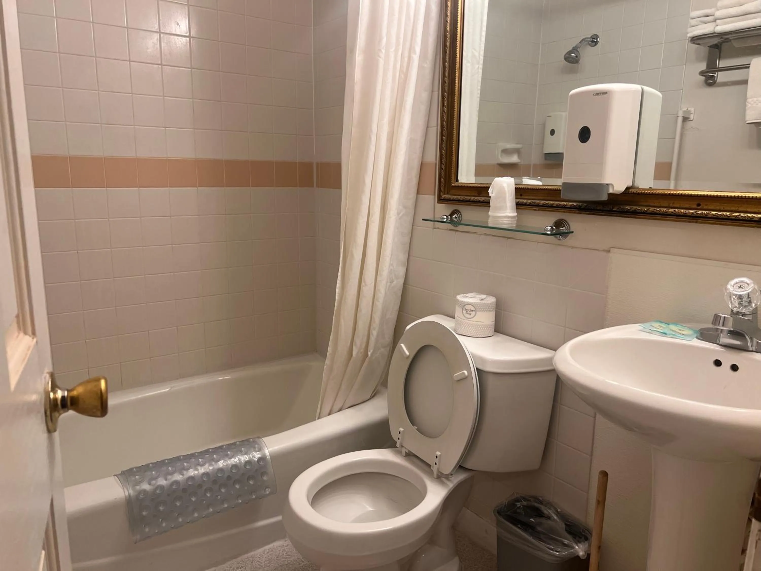 Bathroom in Dew Drop Inn Motel by OYO Miller SD