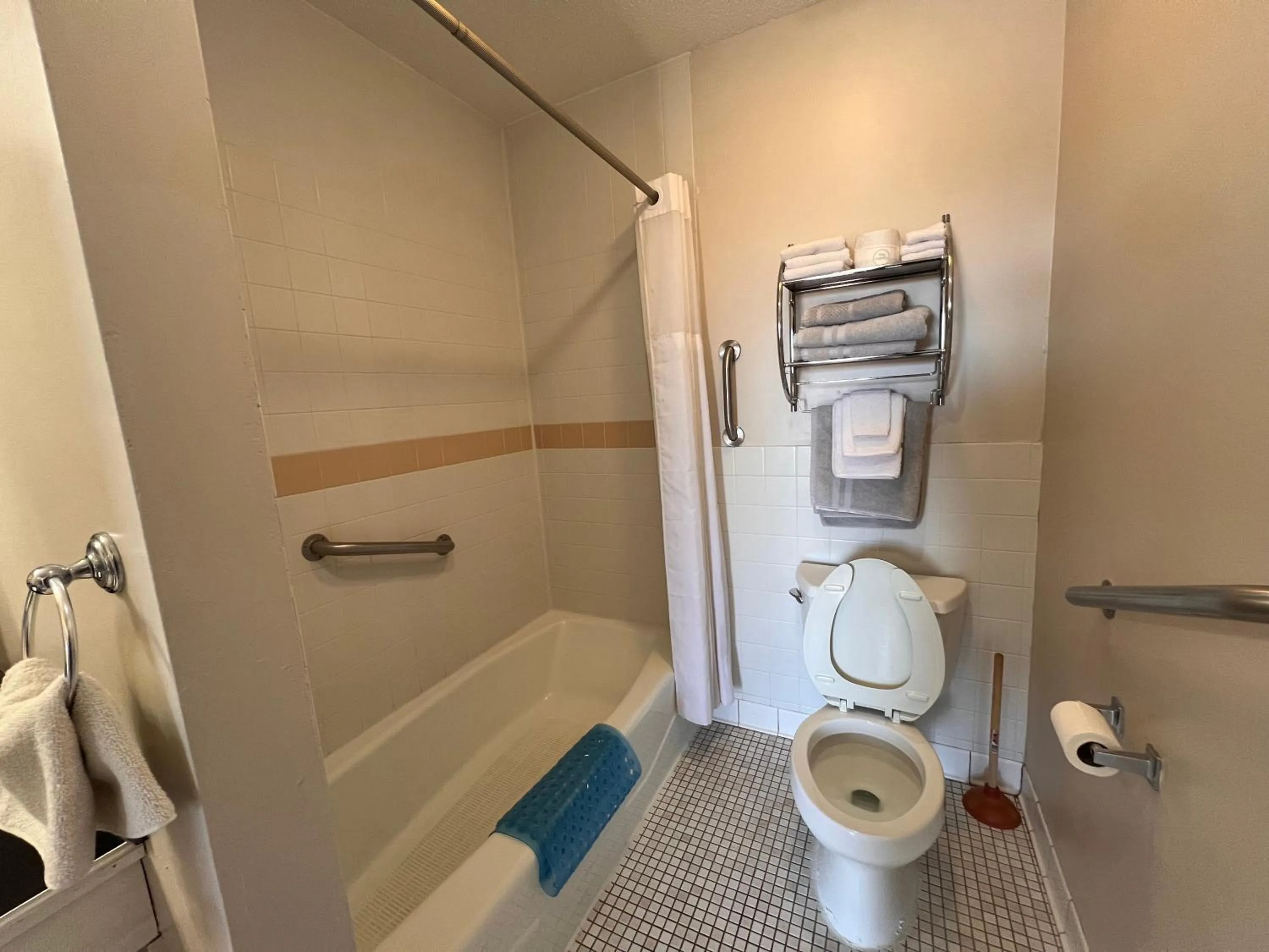 Bathroom in Dew Drop Inn Motel by OYO Miller SD