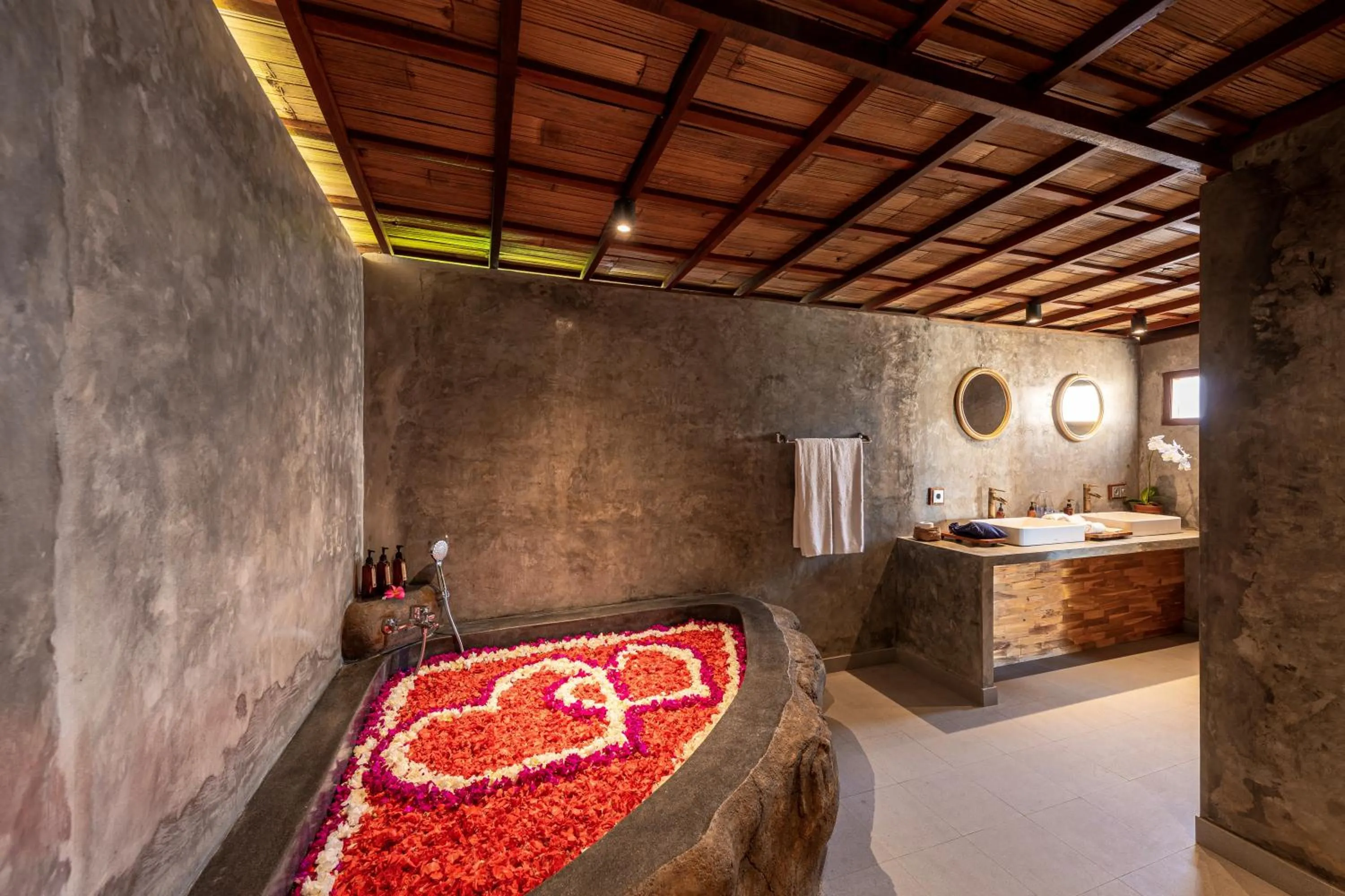 Bathroom, Bed in Beehouse Dijiwa Ubud