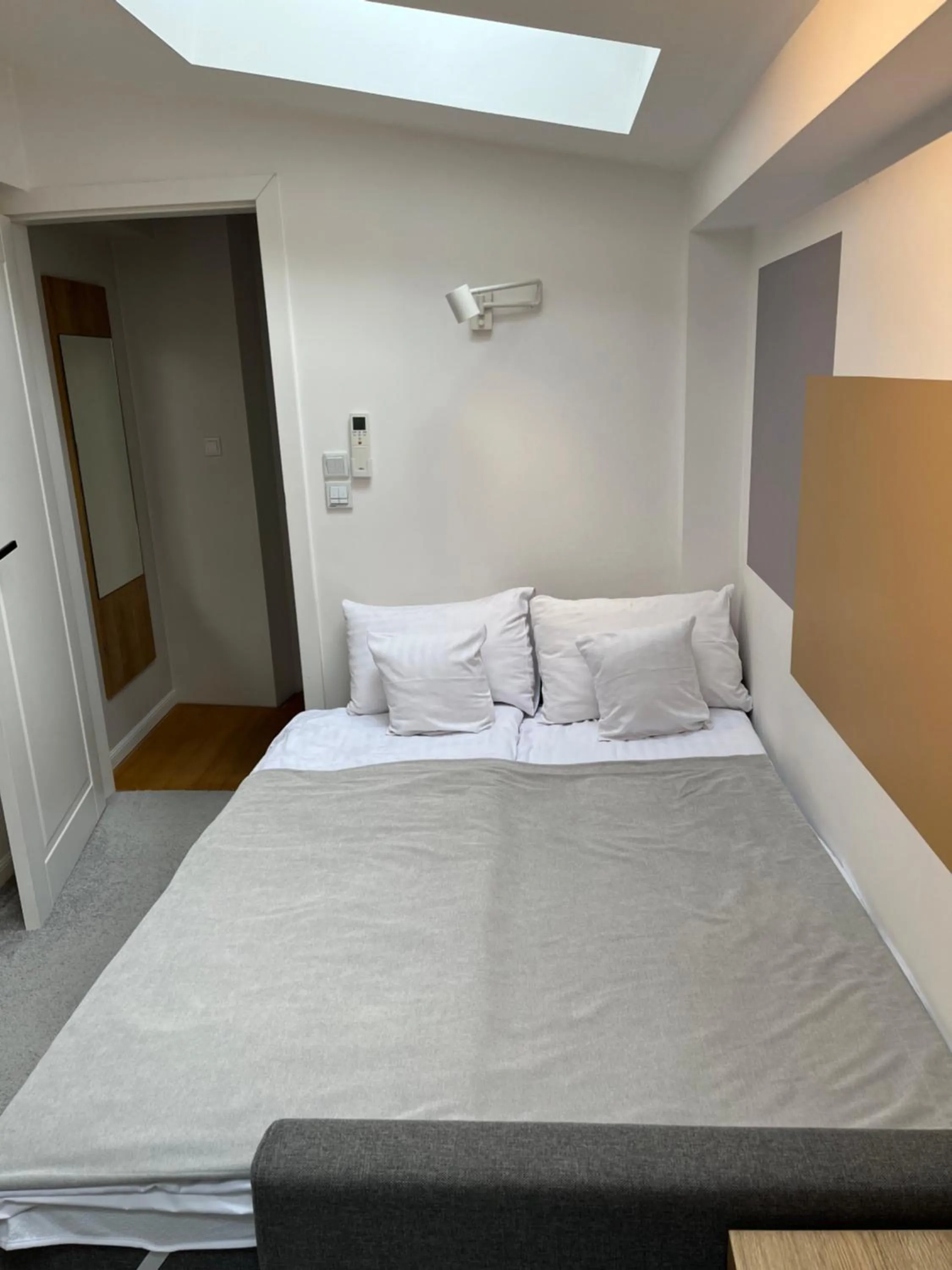 Bedroom, Bed in Ermine Suites