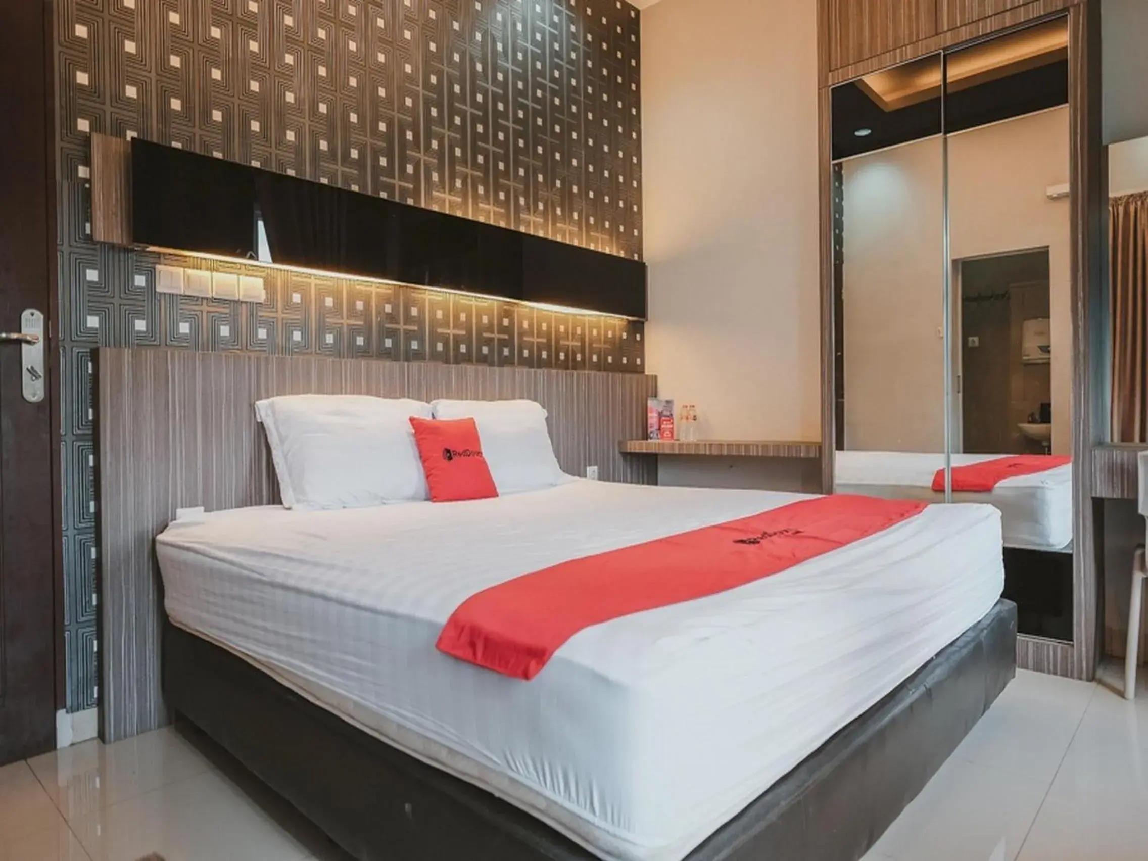 Bedroom, Bed in RedDoorz @ Jamin Ginting Medan Bedroom, Bed in RedDoorz @ Jamin Ginting Medan