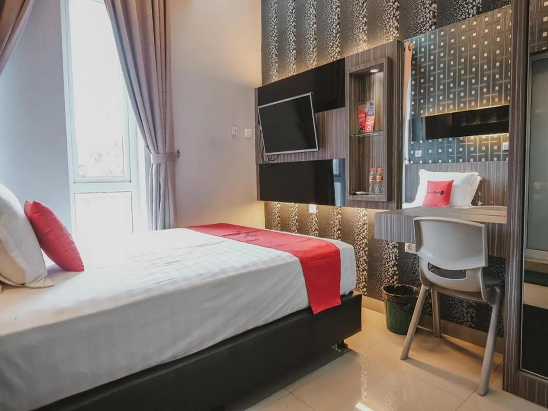 Bedroom, Bed in RedDoorz @ Jamin Ginting Medan Bedroom, Bed in RedDoorz @ Jamin Ginting Medan