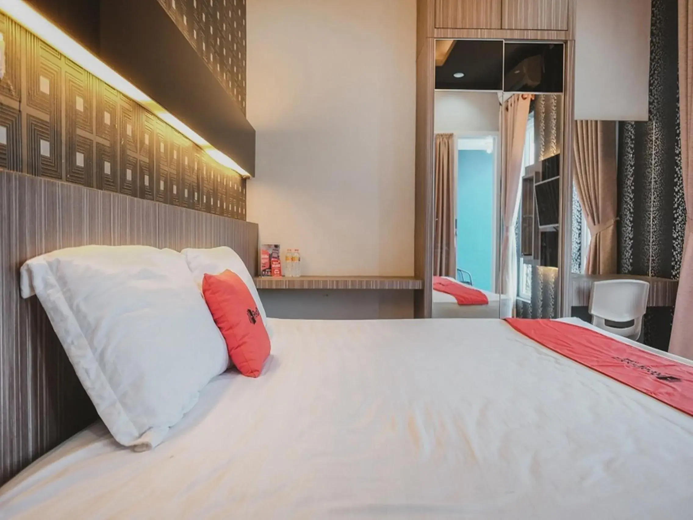 Bedroom, Bed in RedDoorz @ Jamin Ginting Medan Bedroom, Bed in RedDoorz @ Jamin Ginting Medan