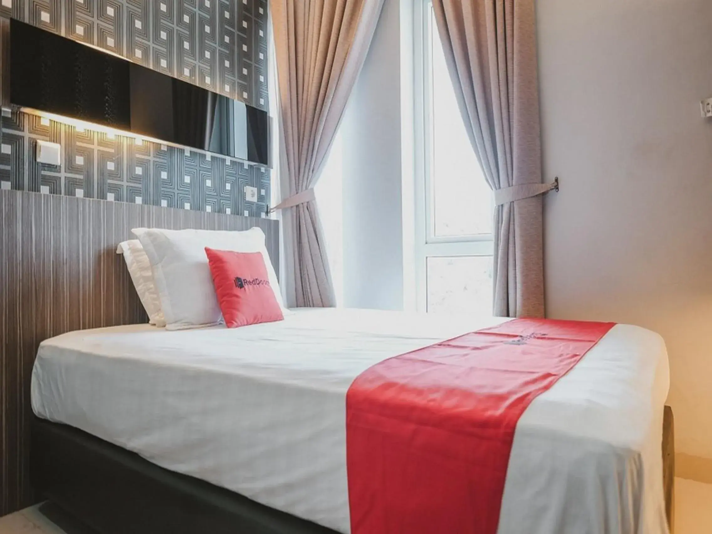 Bedroom, Bed in RedDoorz @ Jamin Ginting Medan Bedroom, Bed in RedDoorz @ Jamin Ginting Medan