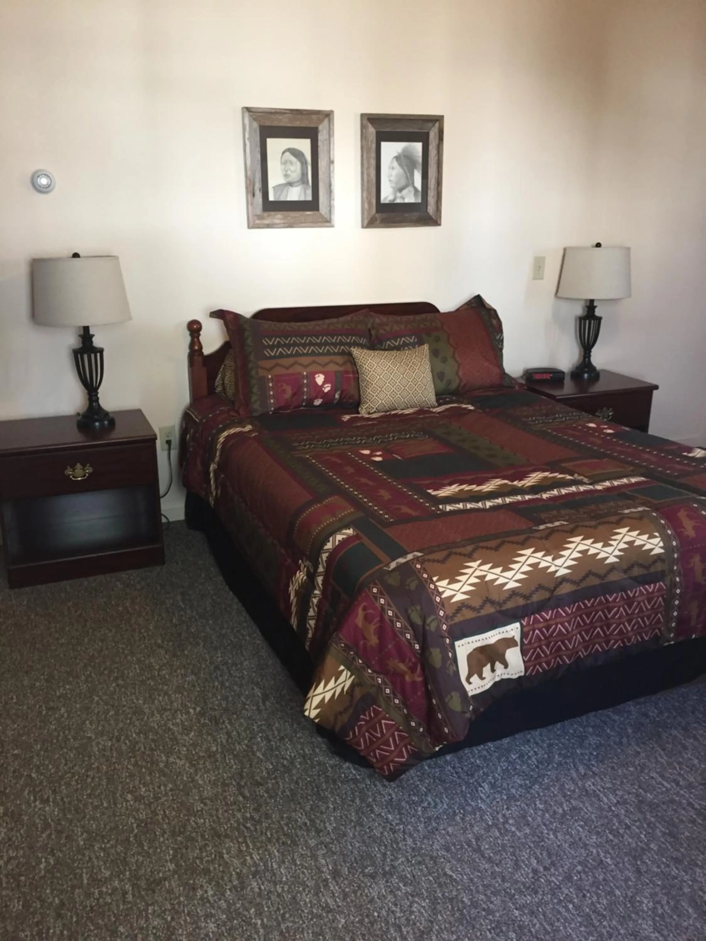 Bed in Mansion House Motel