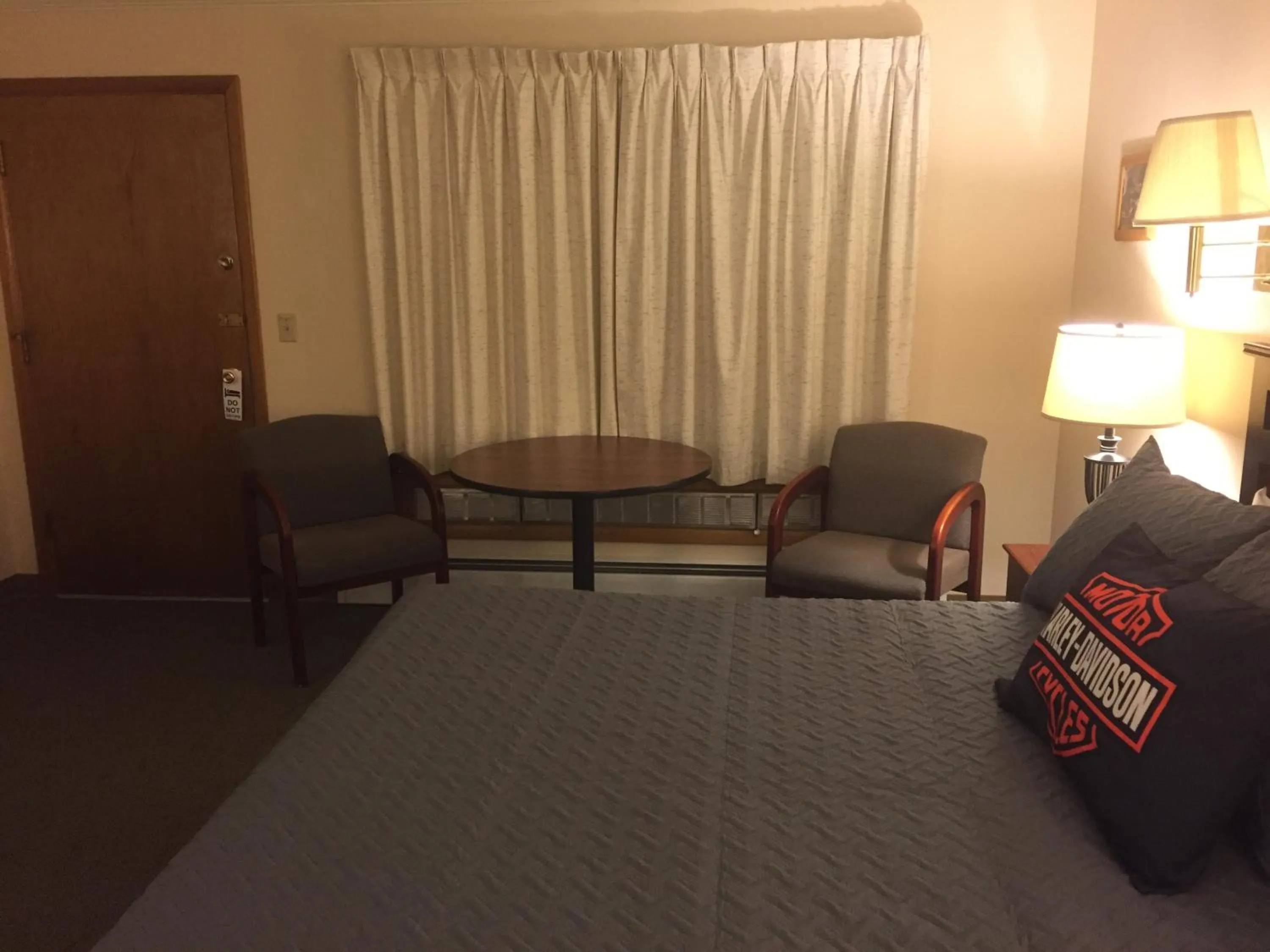 Seating area in Mansion House Motel