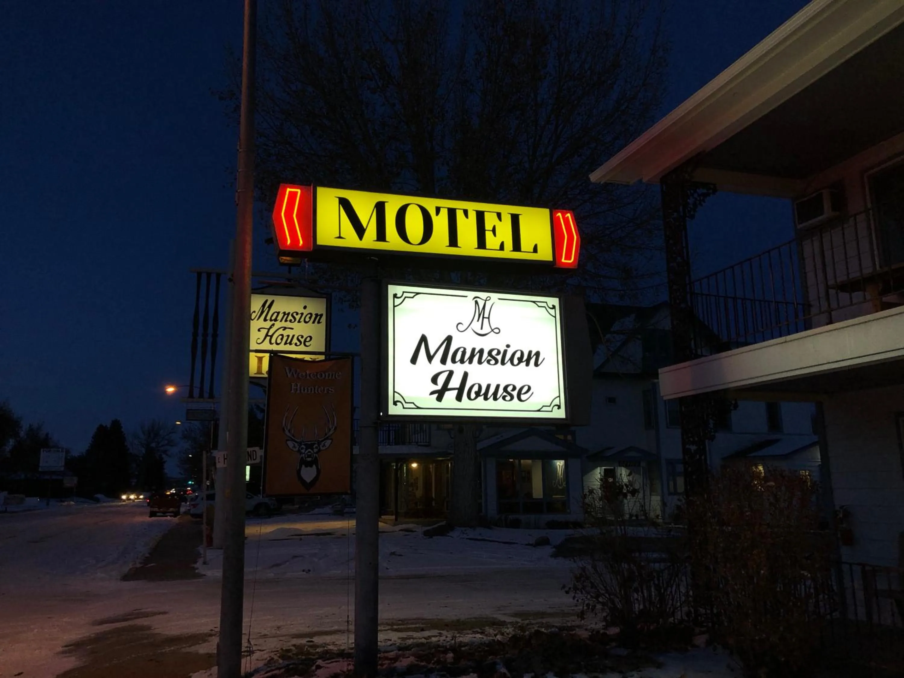 Property logo or sign in Mansion House Motel