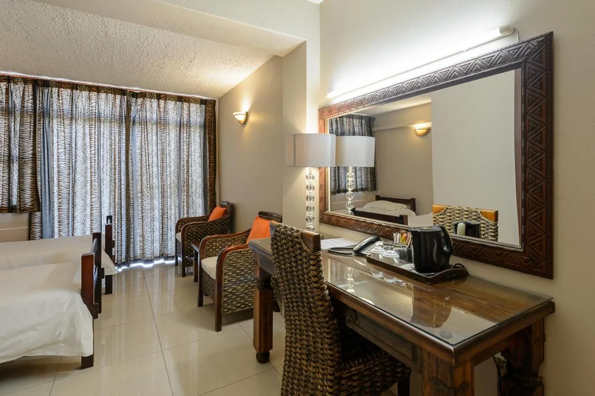 Seating area, Bed in Margate Hotel