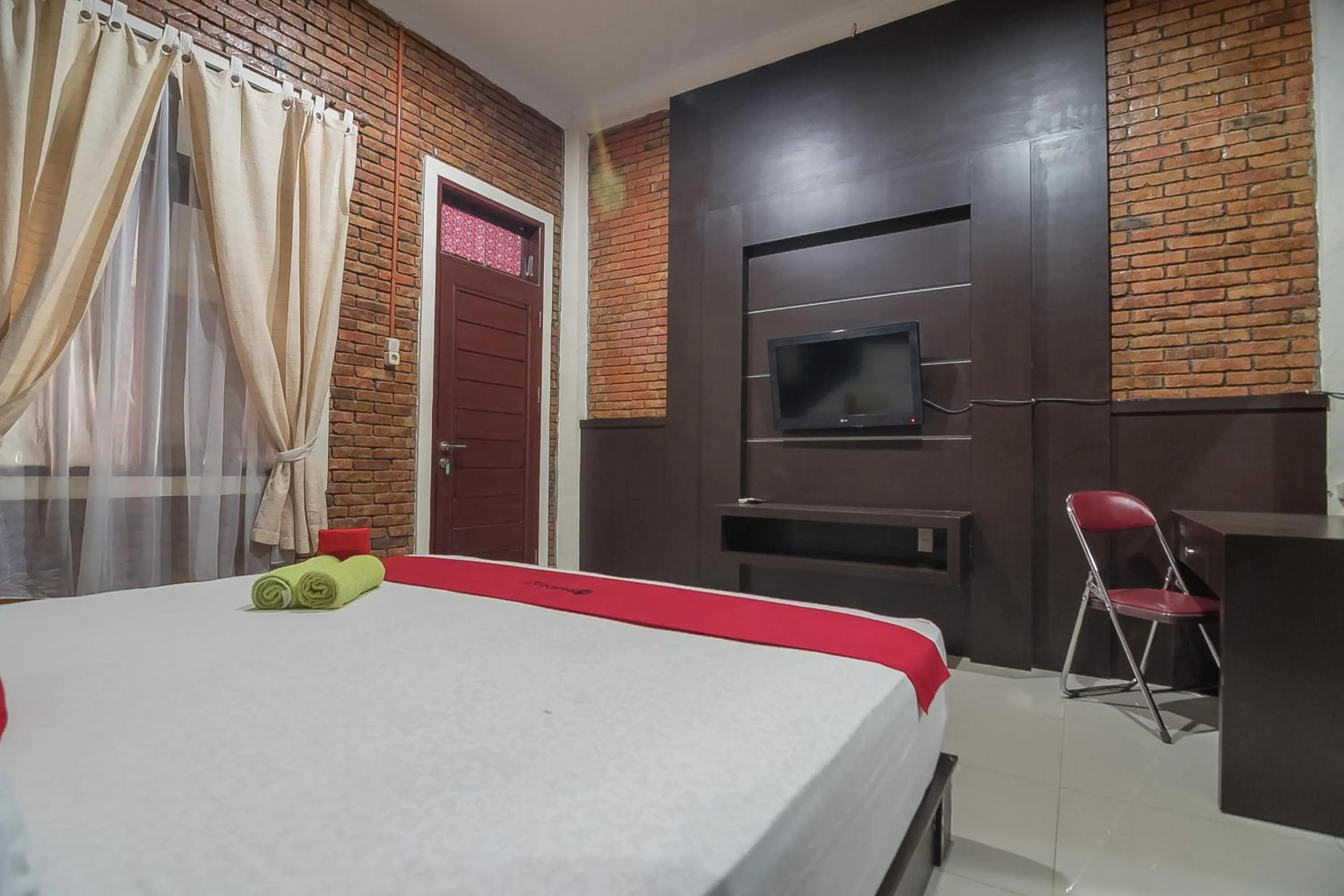 Bedroom, Bed in RedDoorz Plus near Cambridge City Square 2 Medan