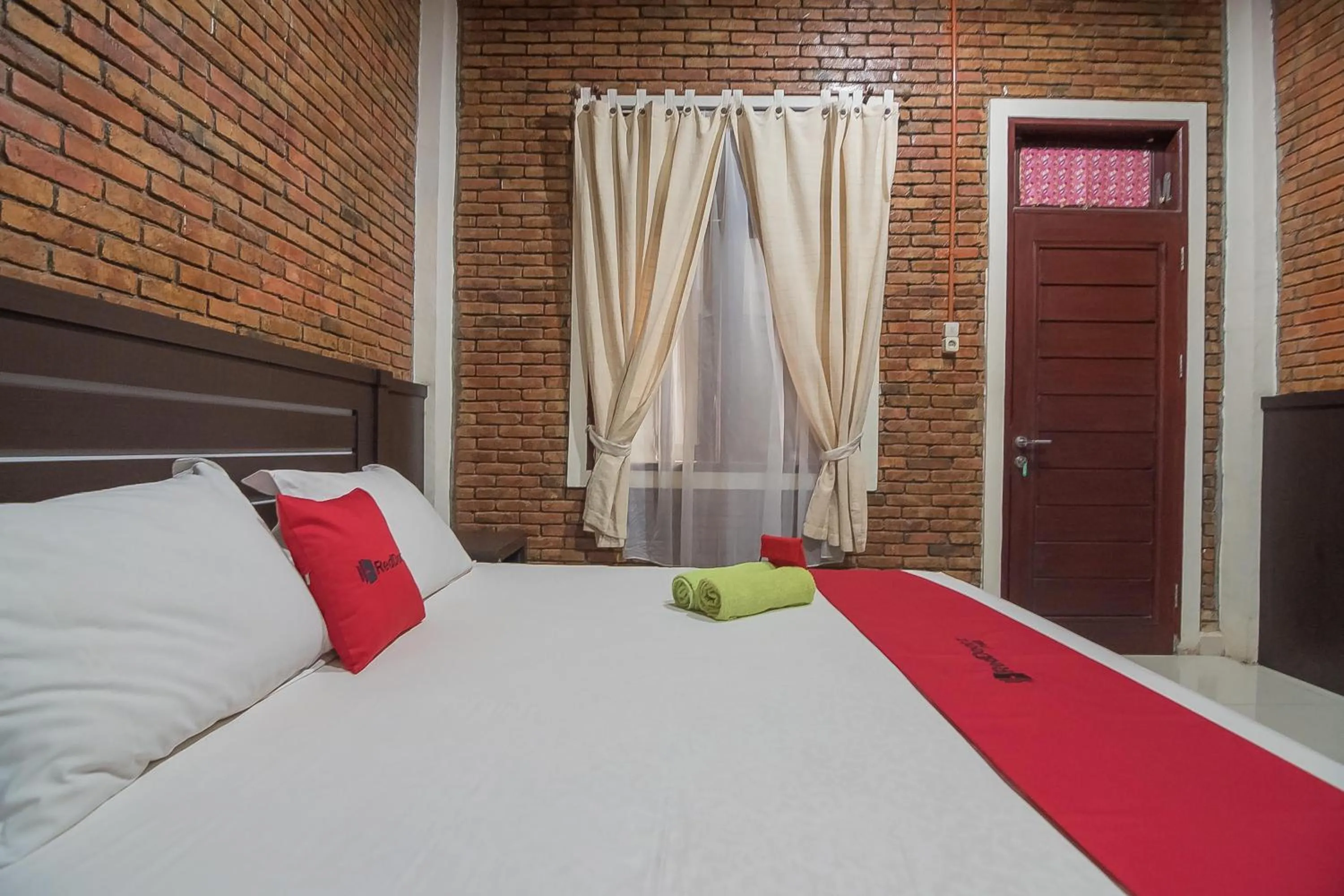 Bedroom, Bed in RedDoorz Plus near Cambridge City Square 2 Medan