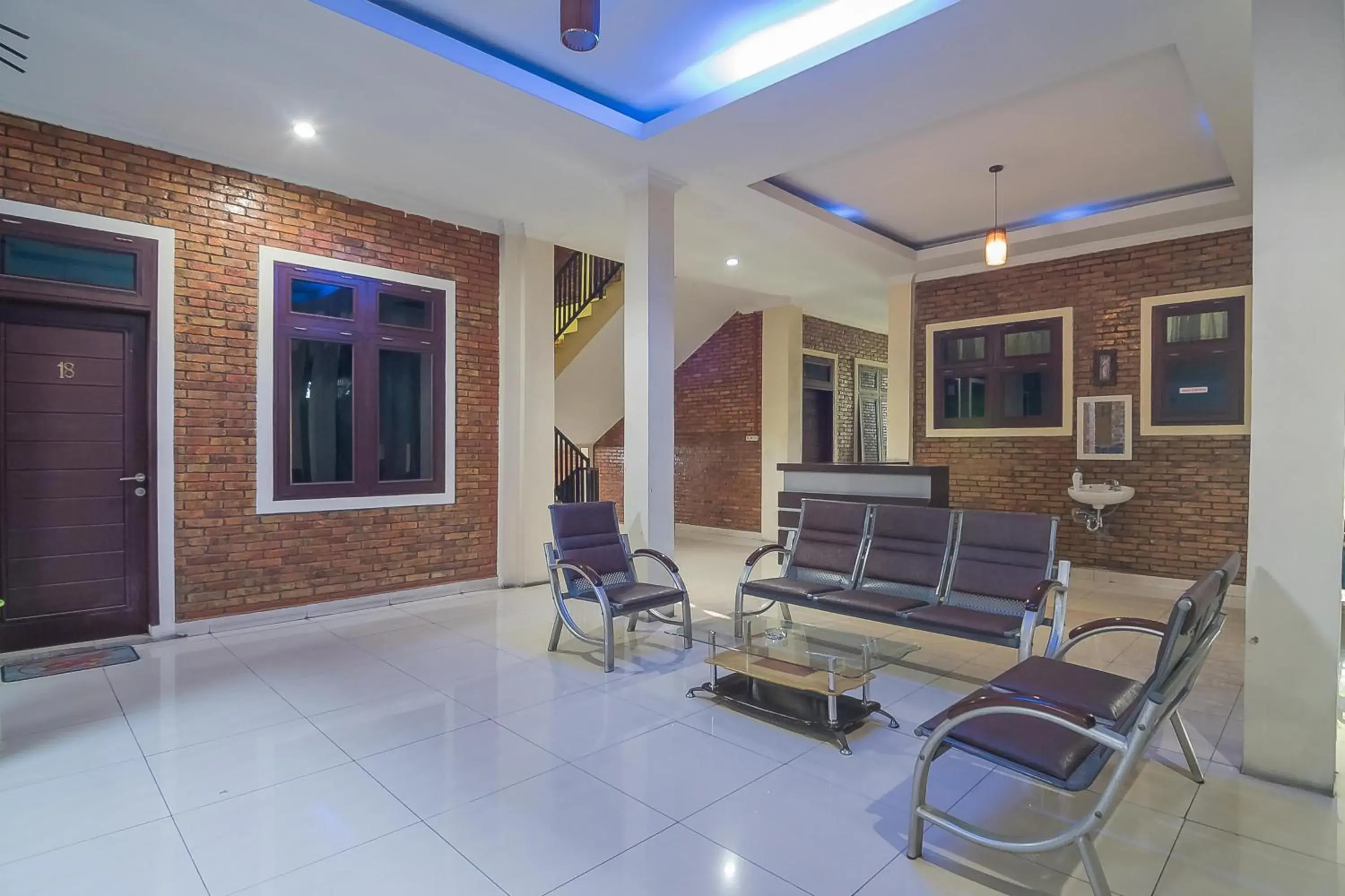 Living room in RedDoorz Plus near Cambridge City Square 2 Medan Living room in RedDoorz Plus near Cambridge City Square 2 Medan