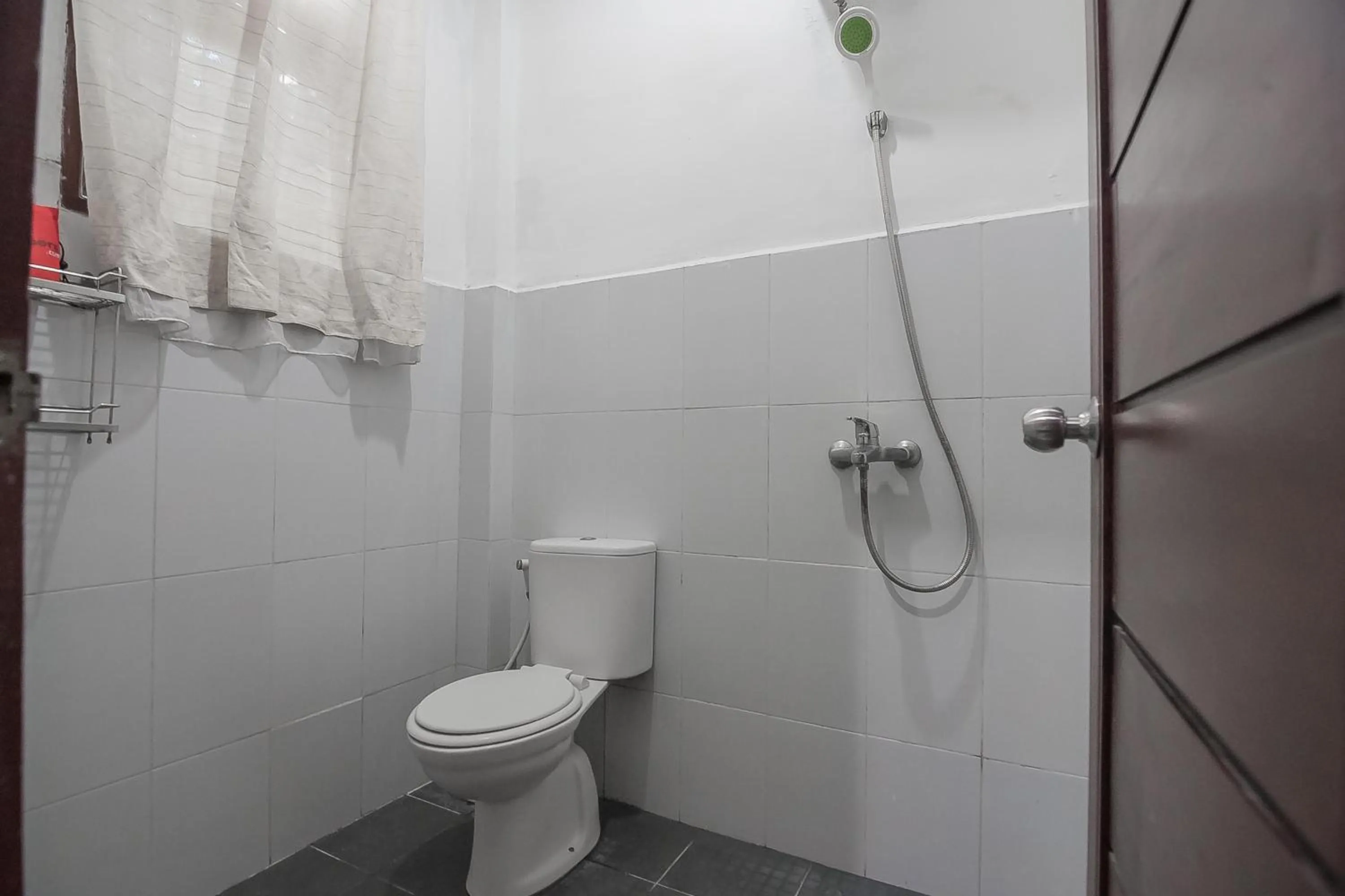 Bathroom in RedDoorz Plus near Cambridge City Square 2 Medan