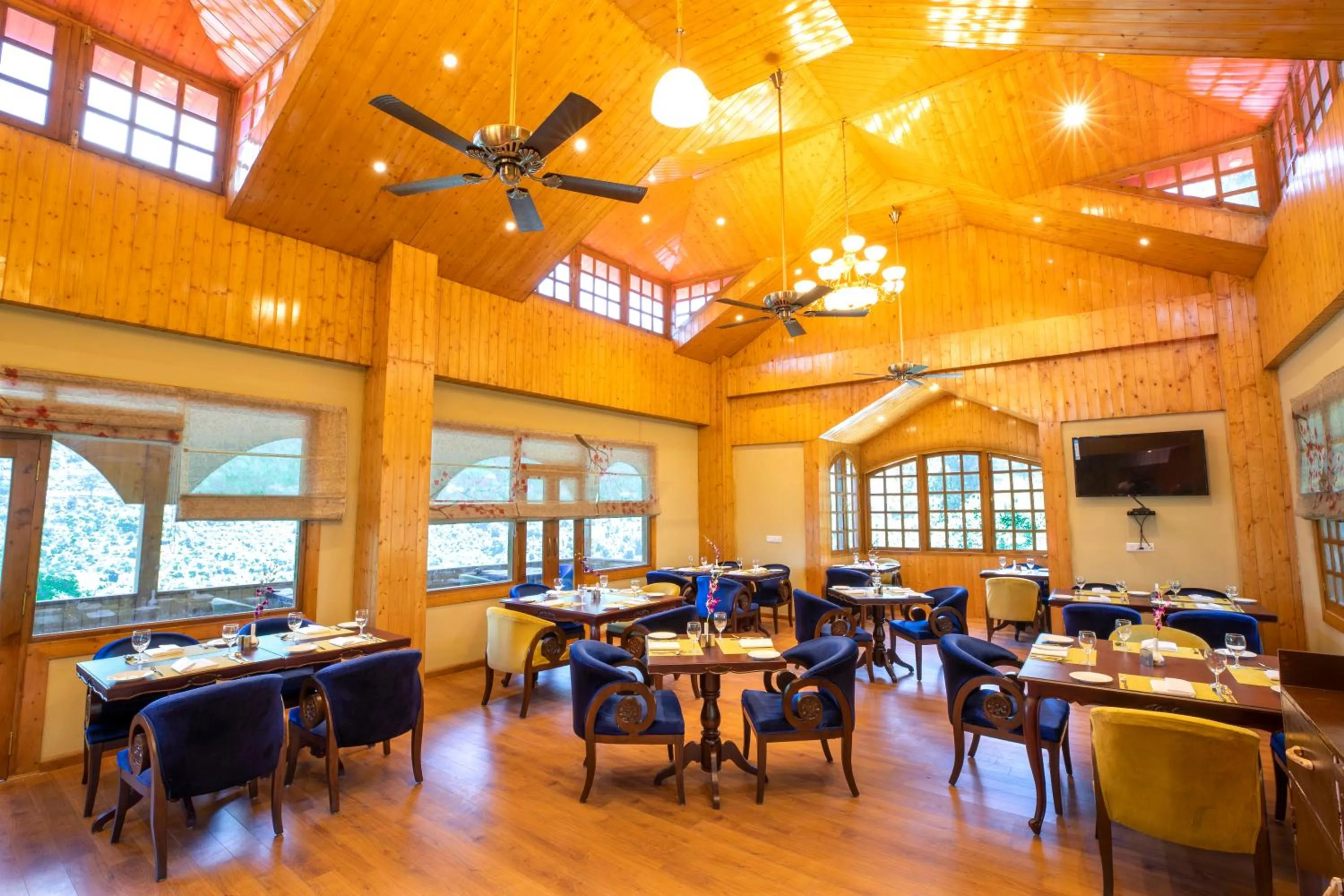 Restaurant/places to eat in Regenta Inn by Riverside Manali