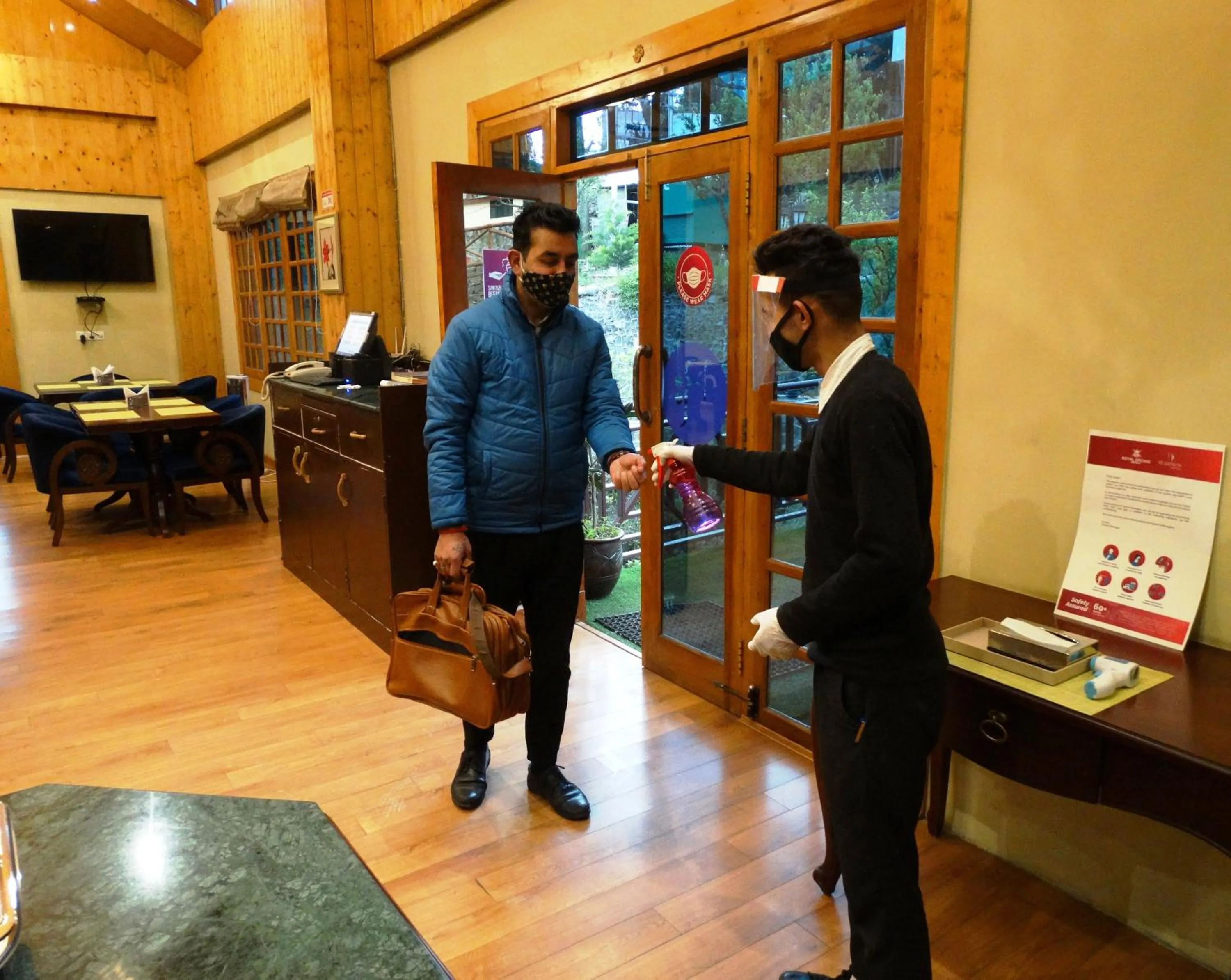 Lobby or reception in Regenta Inn by Riverside Manali