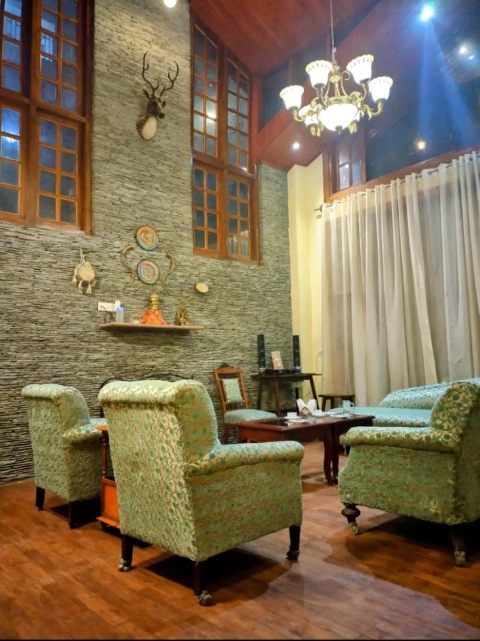 Communal lounge/ TV room in Regenta Inn by Riverside Manali